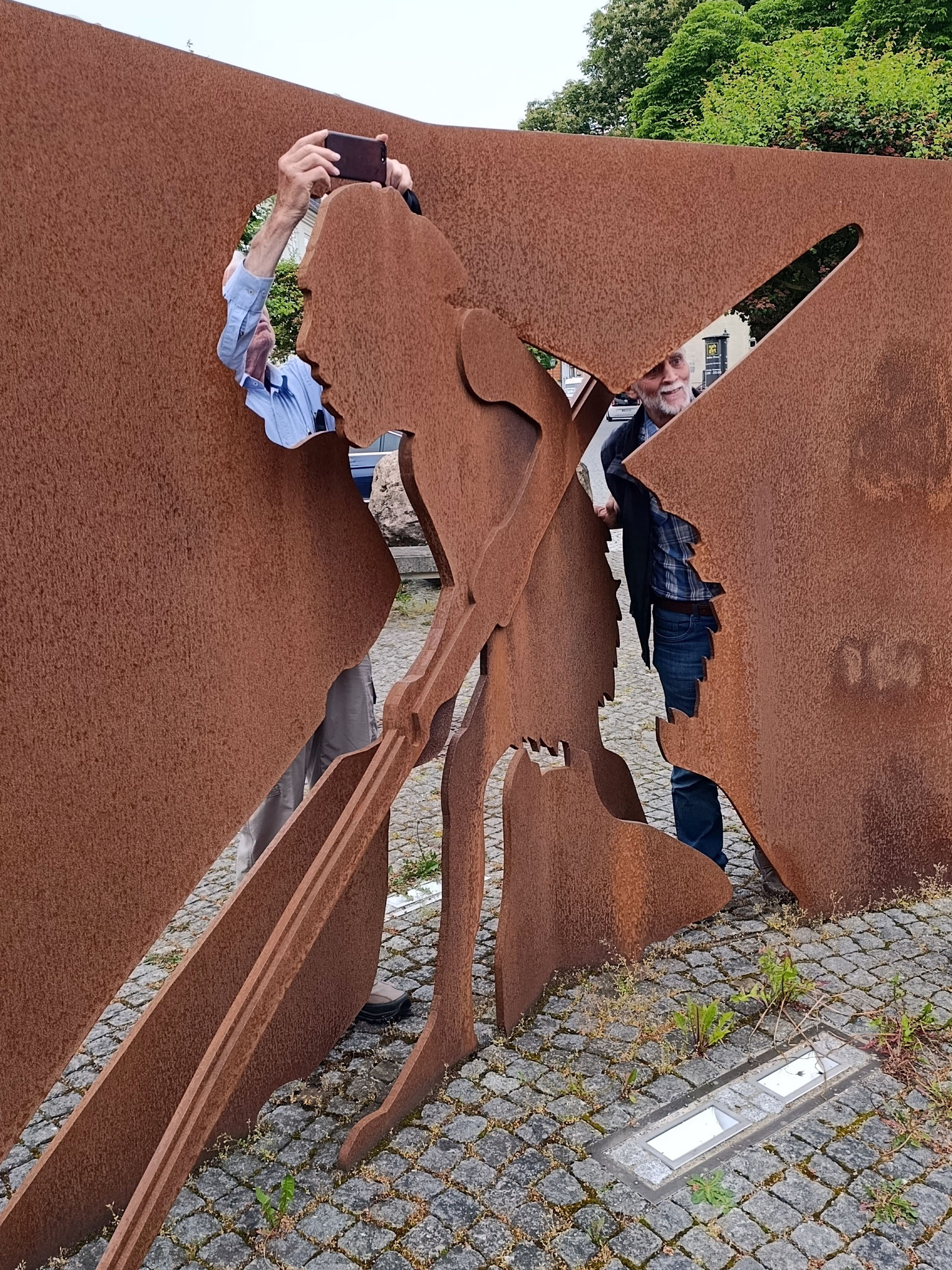 In der Stadt steht ein Denkmal für die Speerfunde