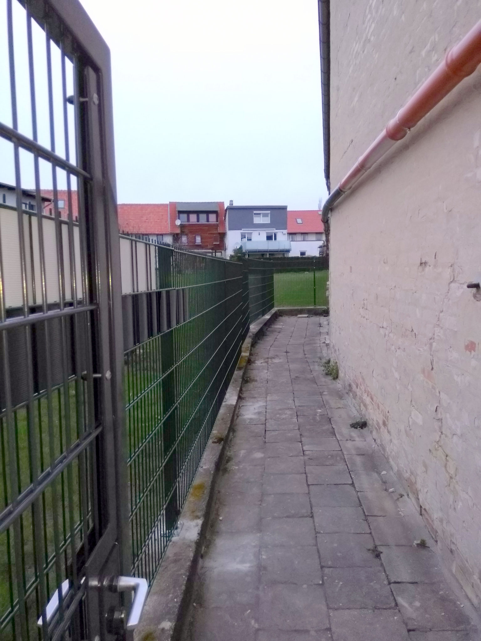 Die stabile Tür im Zaun und der lange Zaun daneben - fertig durch Spenden!