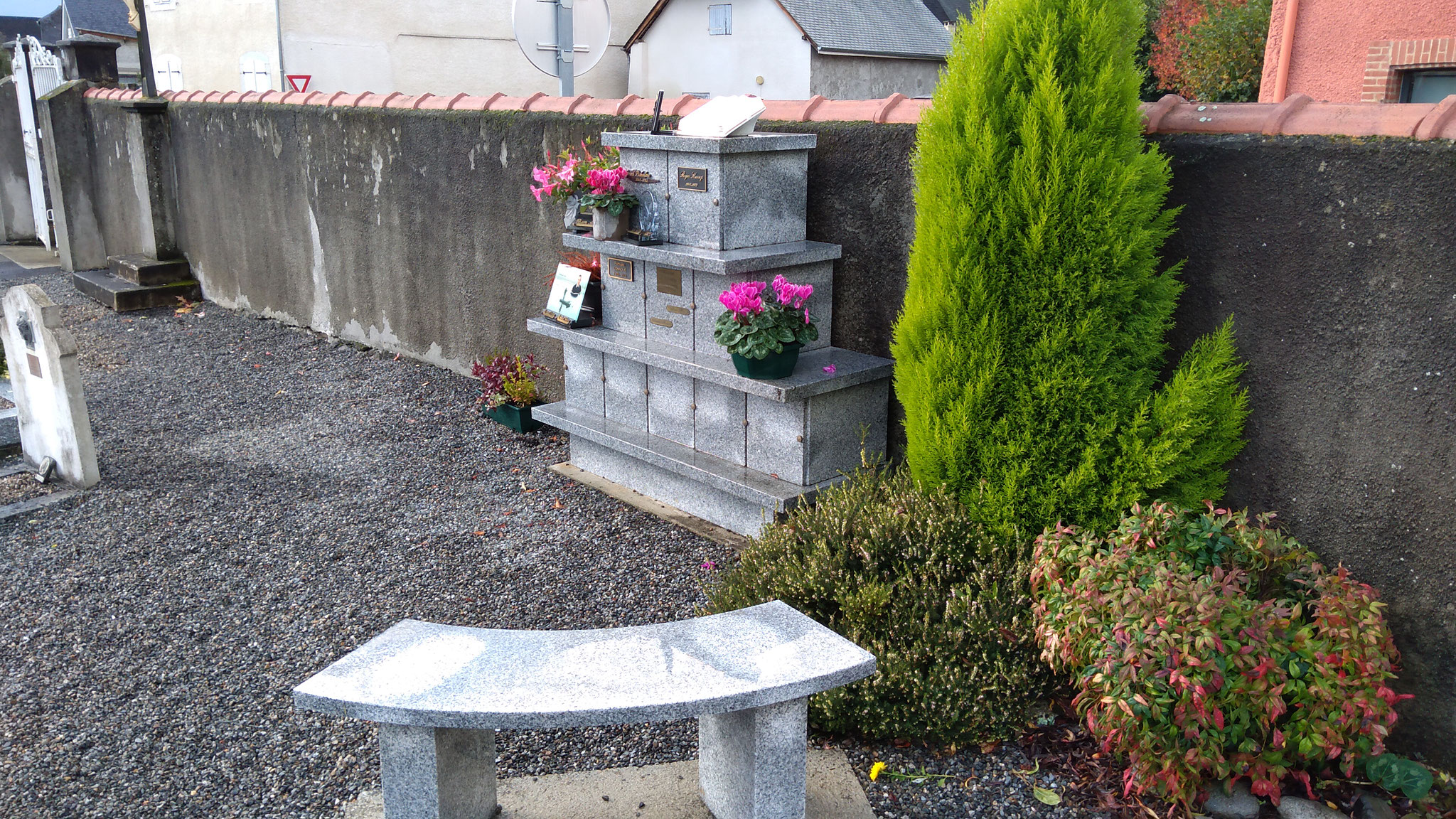 le columbarium  et son jardin du souvenir devant lui