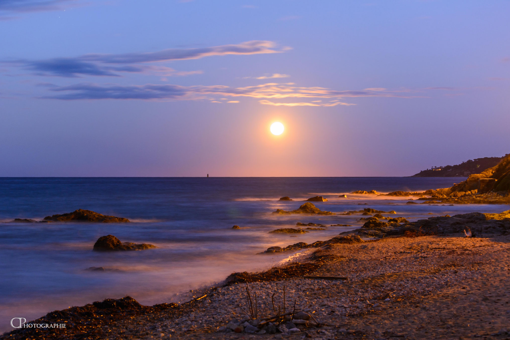 La plage illuminée par les rayons lunaires - Photo 4