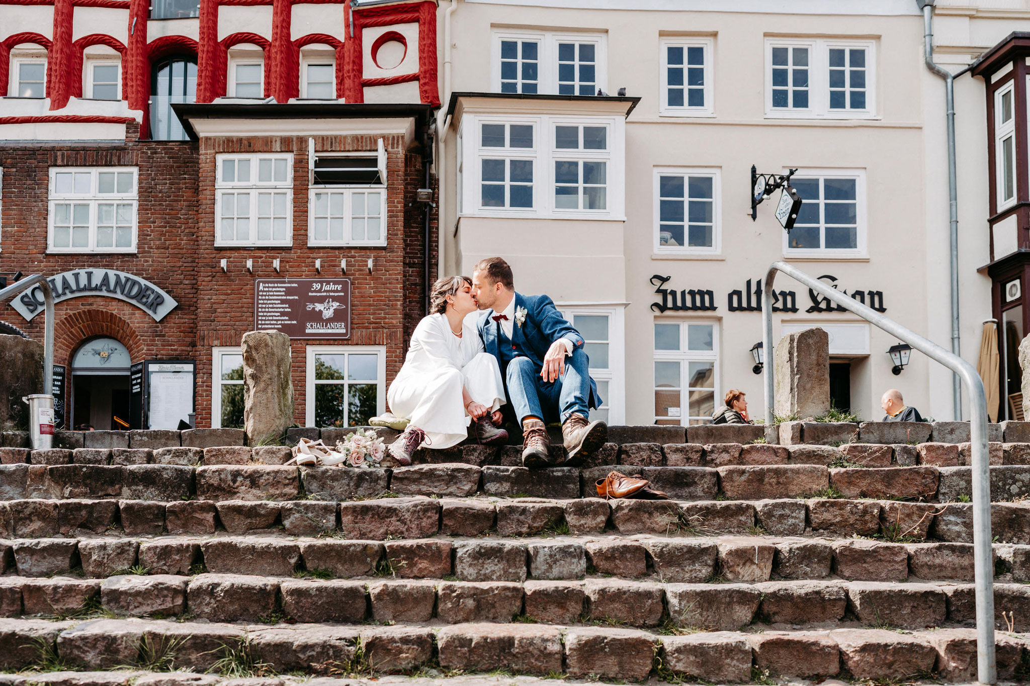 Hochzeitspaar am Stint bei einer Pause