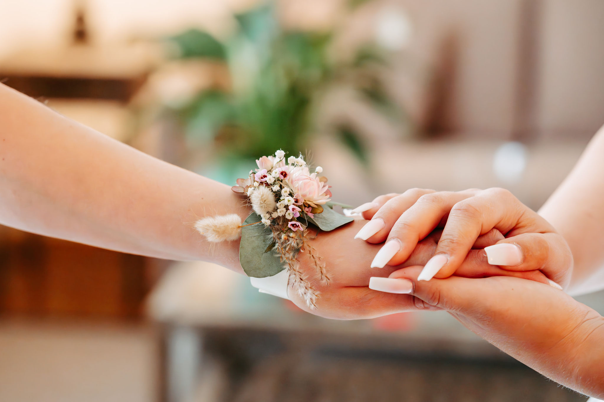 Braut hält Hand ihrer Trauzeugin