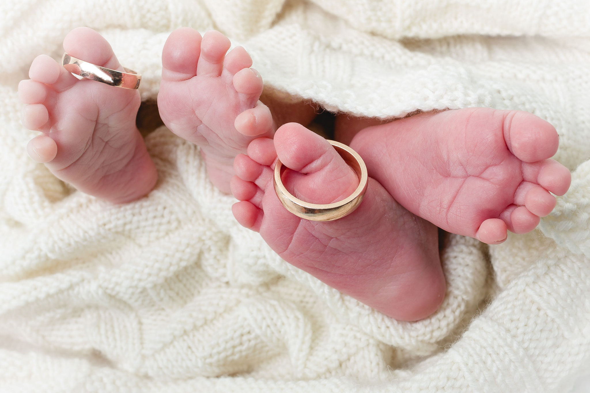 Newborn Füßchen mit Ehering