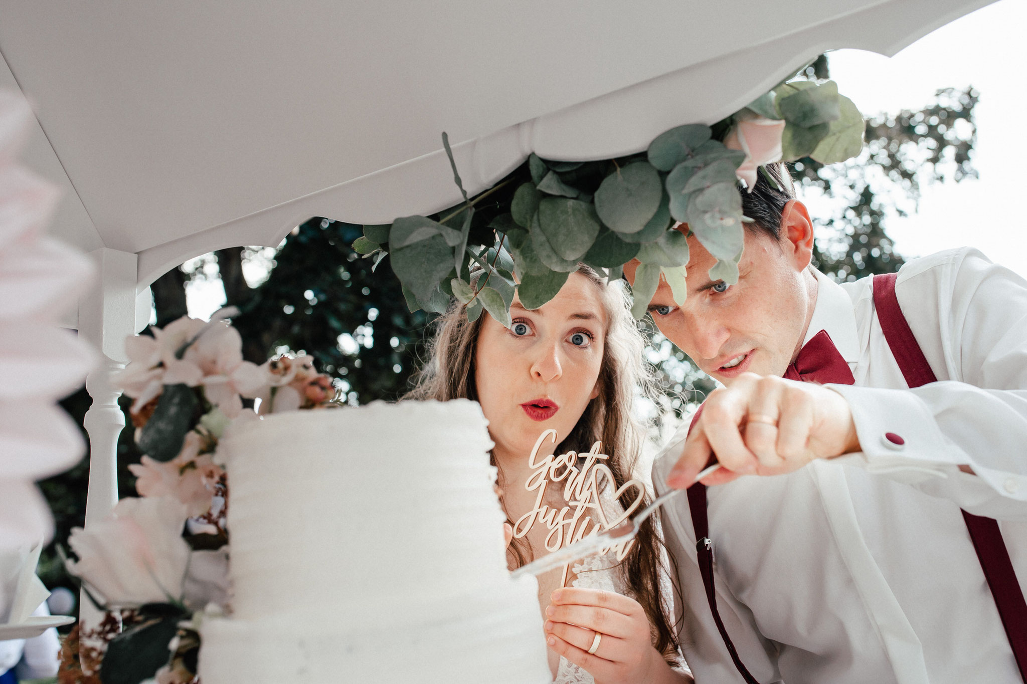 Braut und Bräutigam beim anschneiden der Hochzeitstorte im Hotel Wyndberg Lüneburg