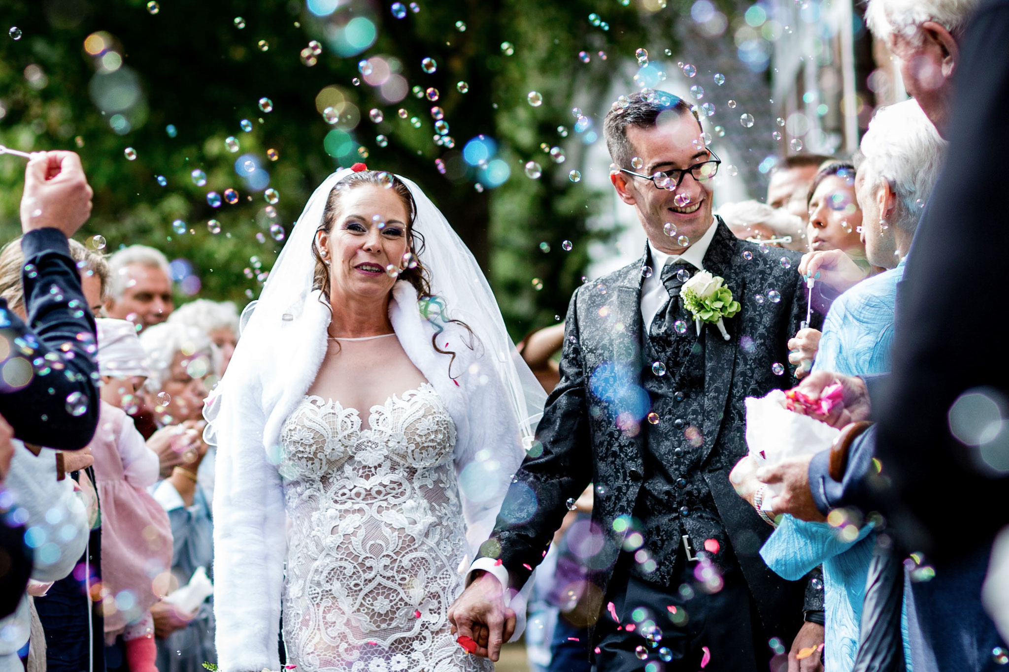 Hochzeitspaar beim Empfang durch die Hochzeitsgäste im Kloster Lüne Lüneburg