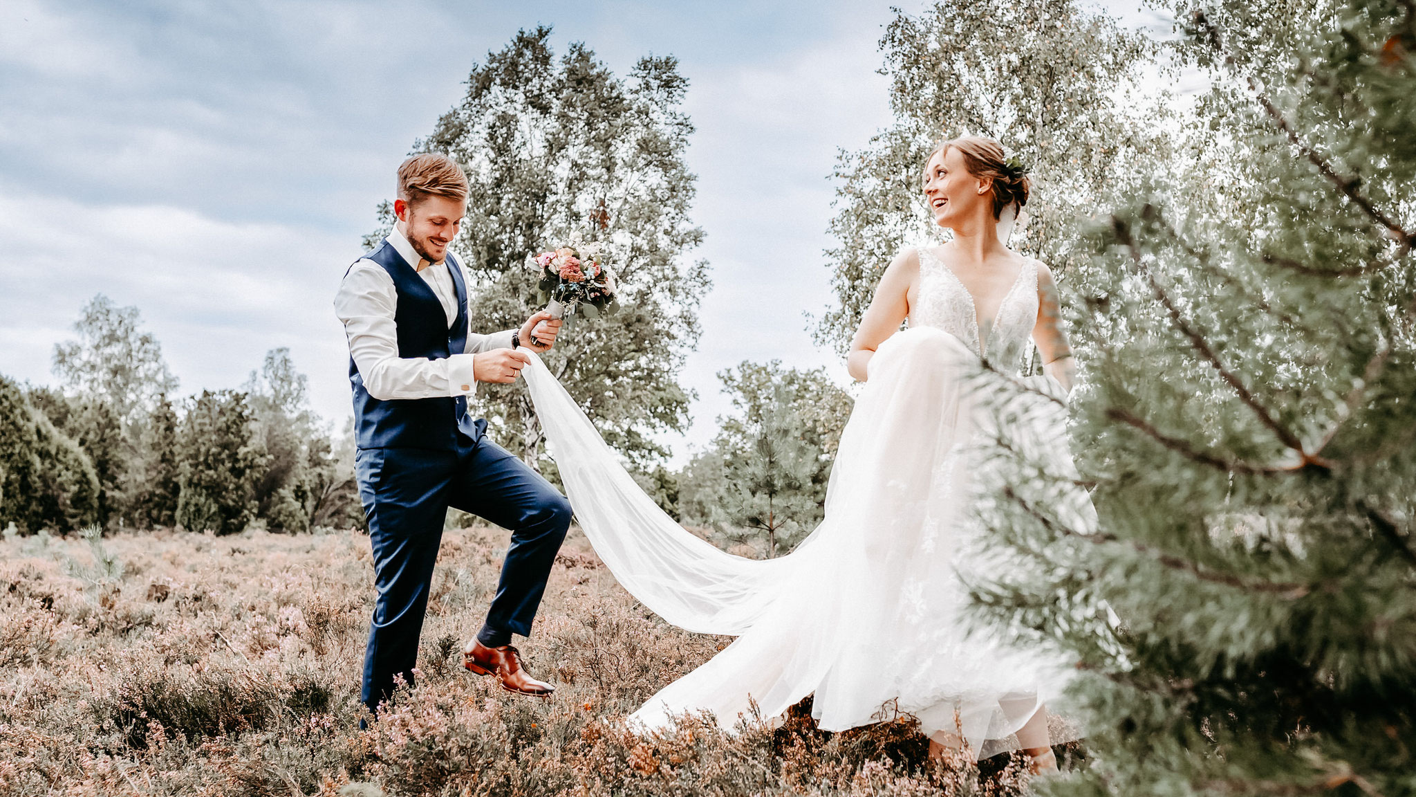 Hochzeitspaar in der Lüneburger Heide bei Sudermühlen