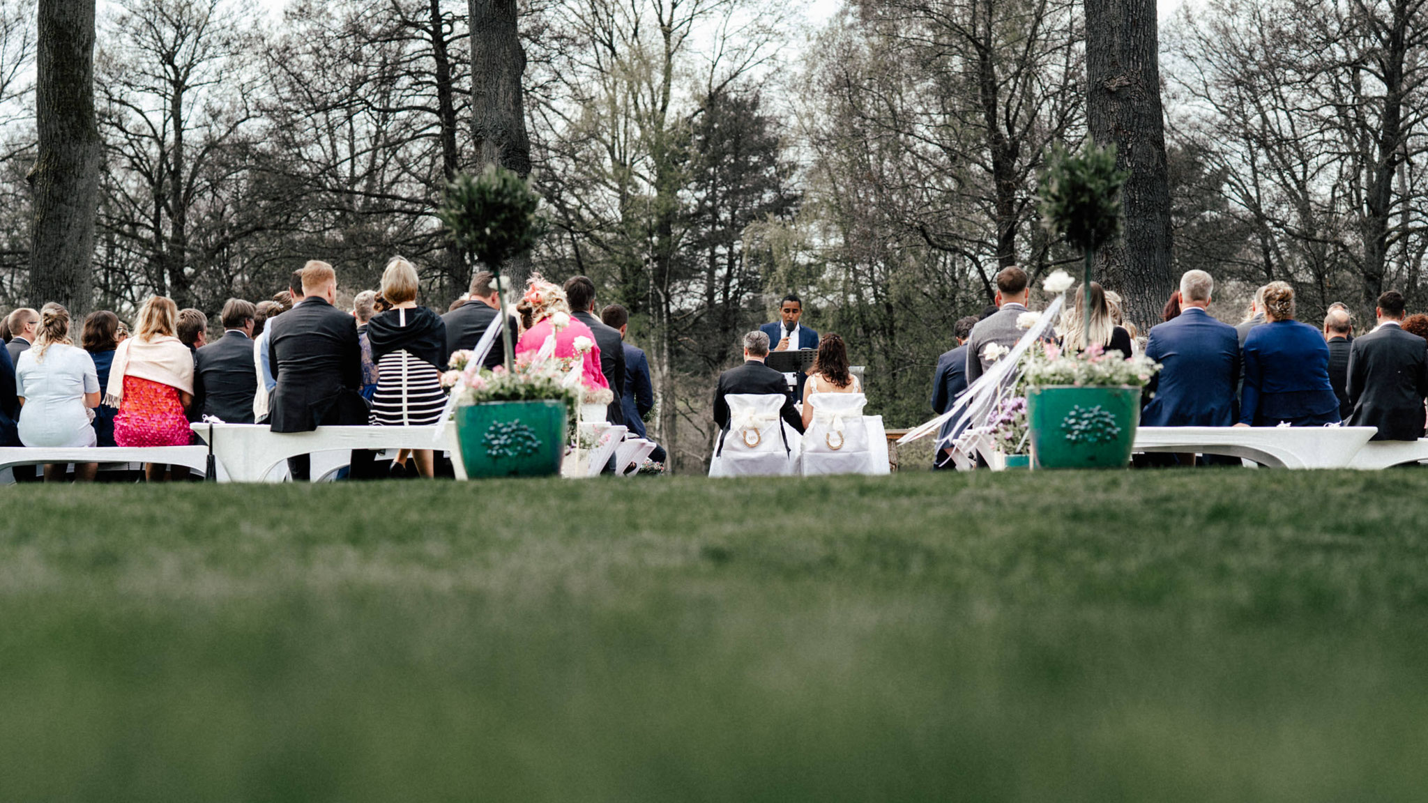 Hochzeitspaar bei der freien Trauung auf Hof Sudermühlen