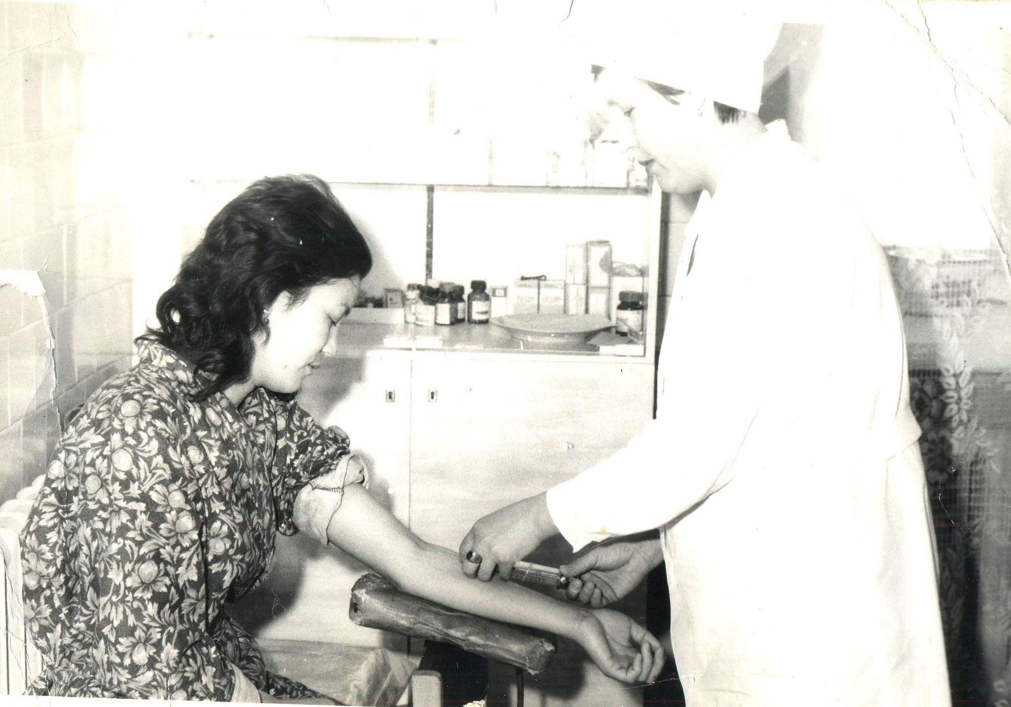 Гинекологическое отделение 1989 год. Медсестра Исеева Д.А. за работой. Фотоархив районной больницы