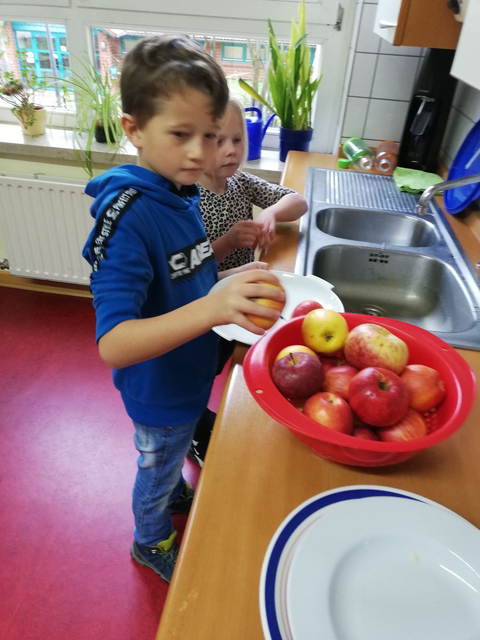 Zuerst wurden alle mitgebrachten Äpfel gewaschen.