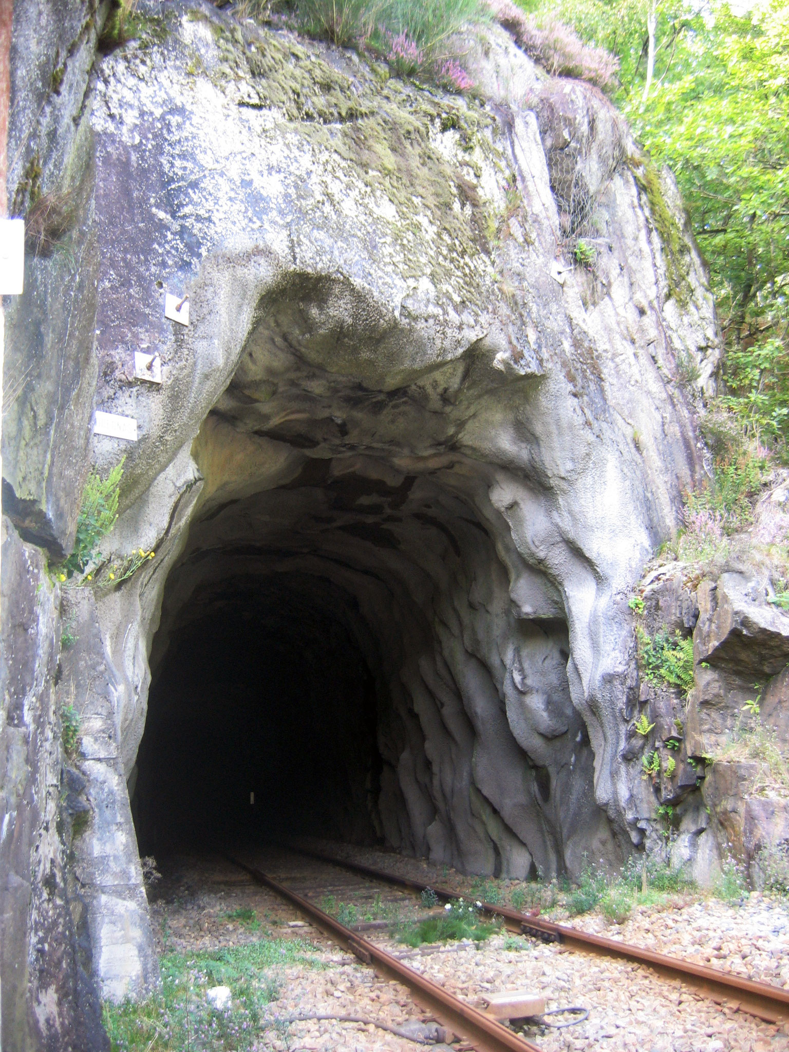 Un des nombreux tunnels de cette ligne de montagne (ici, le "tunnel dur", surnommé ainsi car taillé directement dans la roche, sera le 3e tunnel traversé depuis la gare d'Eymoutiers).