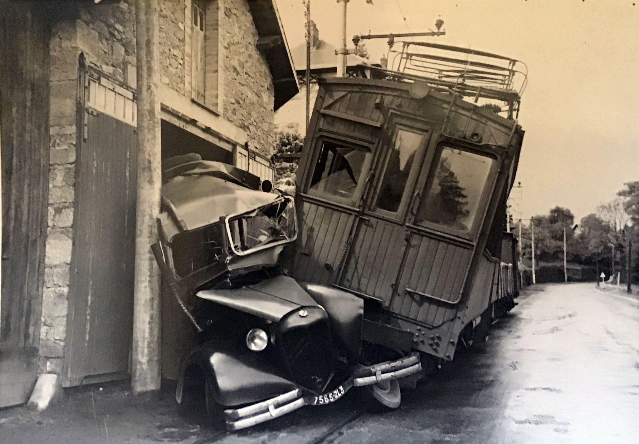 Accident entre le tramway et un des premiers cars à Eymoutiers - Années 1940 - Collection Cercle historique pelaud