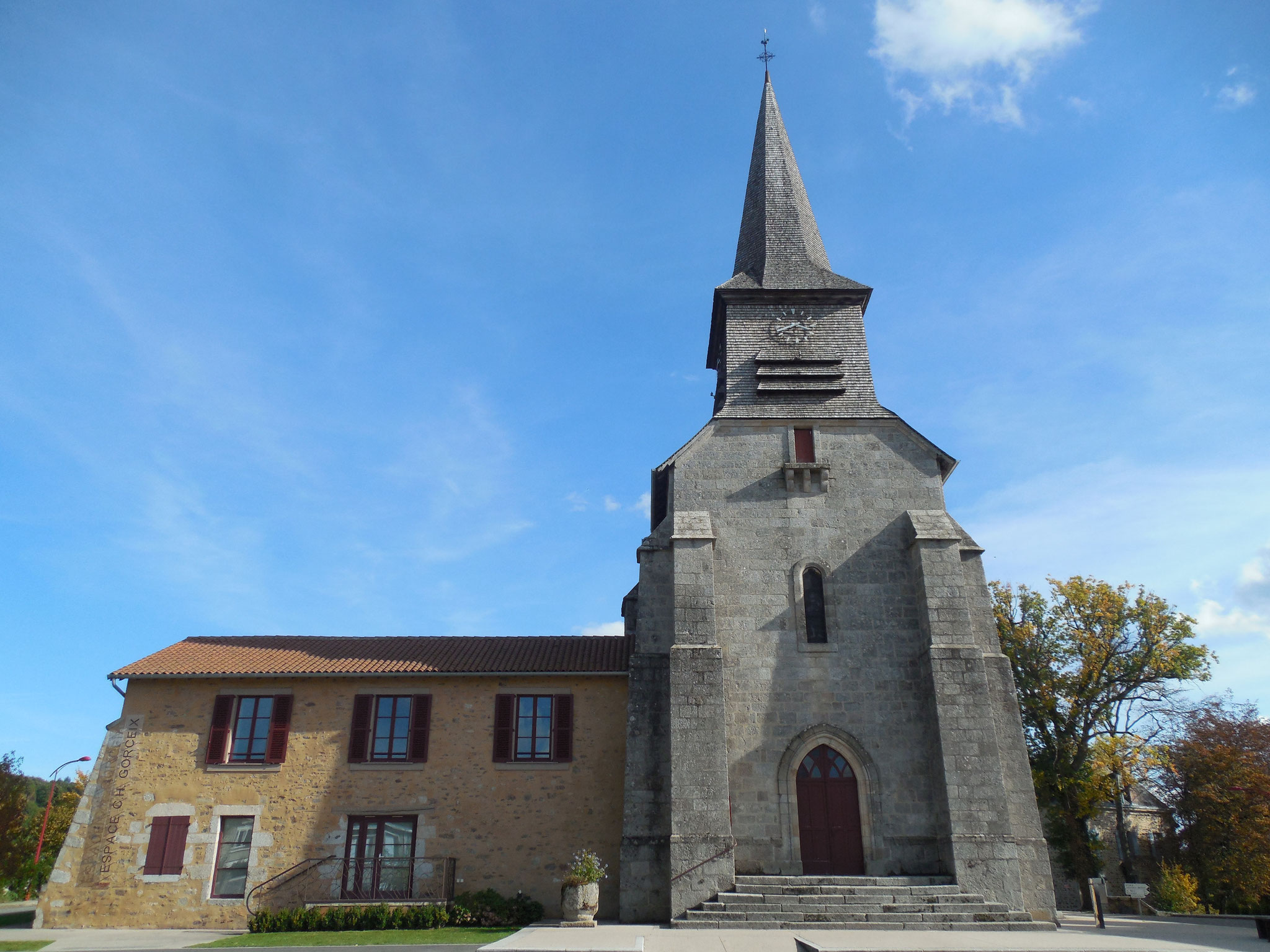 L'église côté entrée et l'ancien séminaire accolé