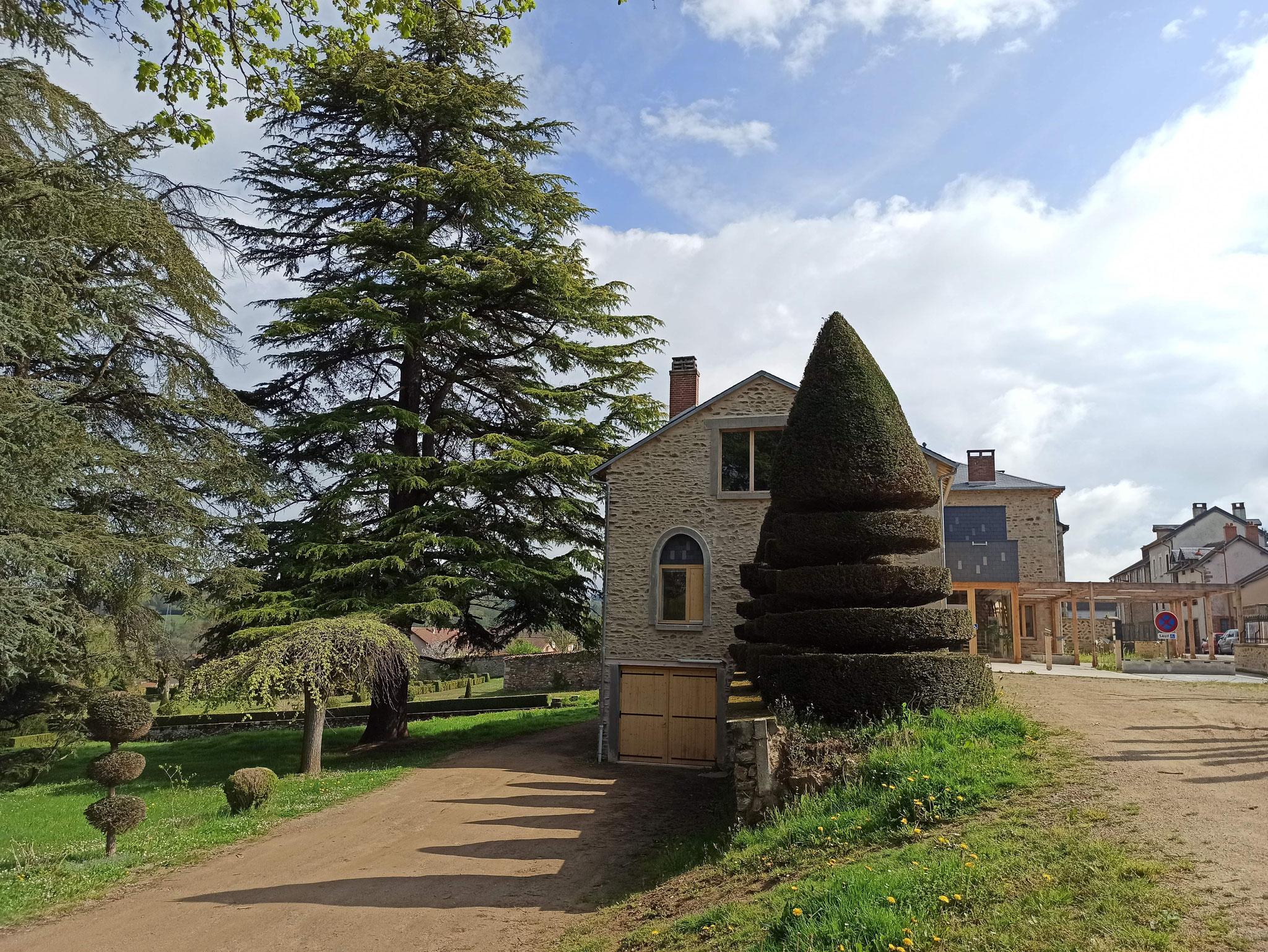 L'ancienne demeure Jane Limousin a été rénovée en 2021. Elle accueille la Maison France Services, la Communauté de communes et l'Office de Tourisme.