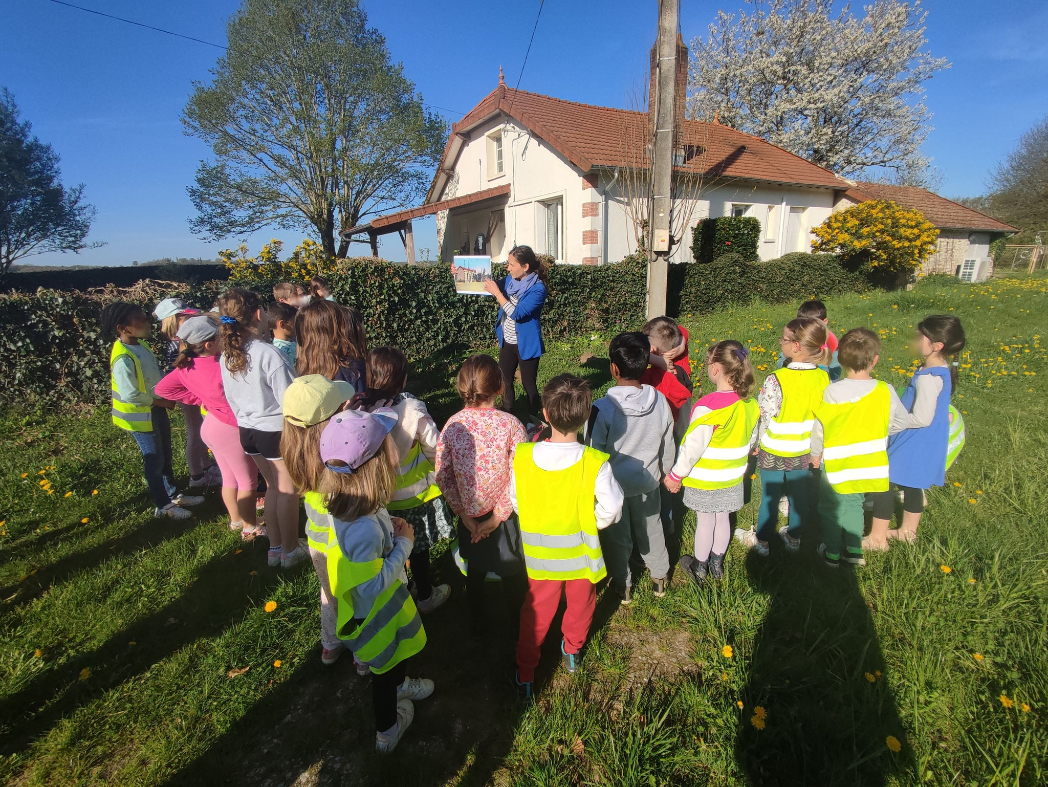 Visite de l'ancienne gare du tramway avec les scolaires (St-Bonnet-Briance - Avril 2025).