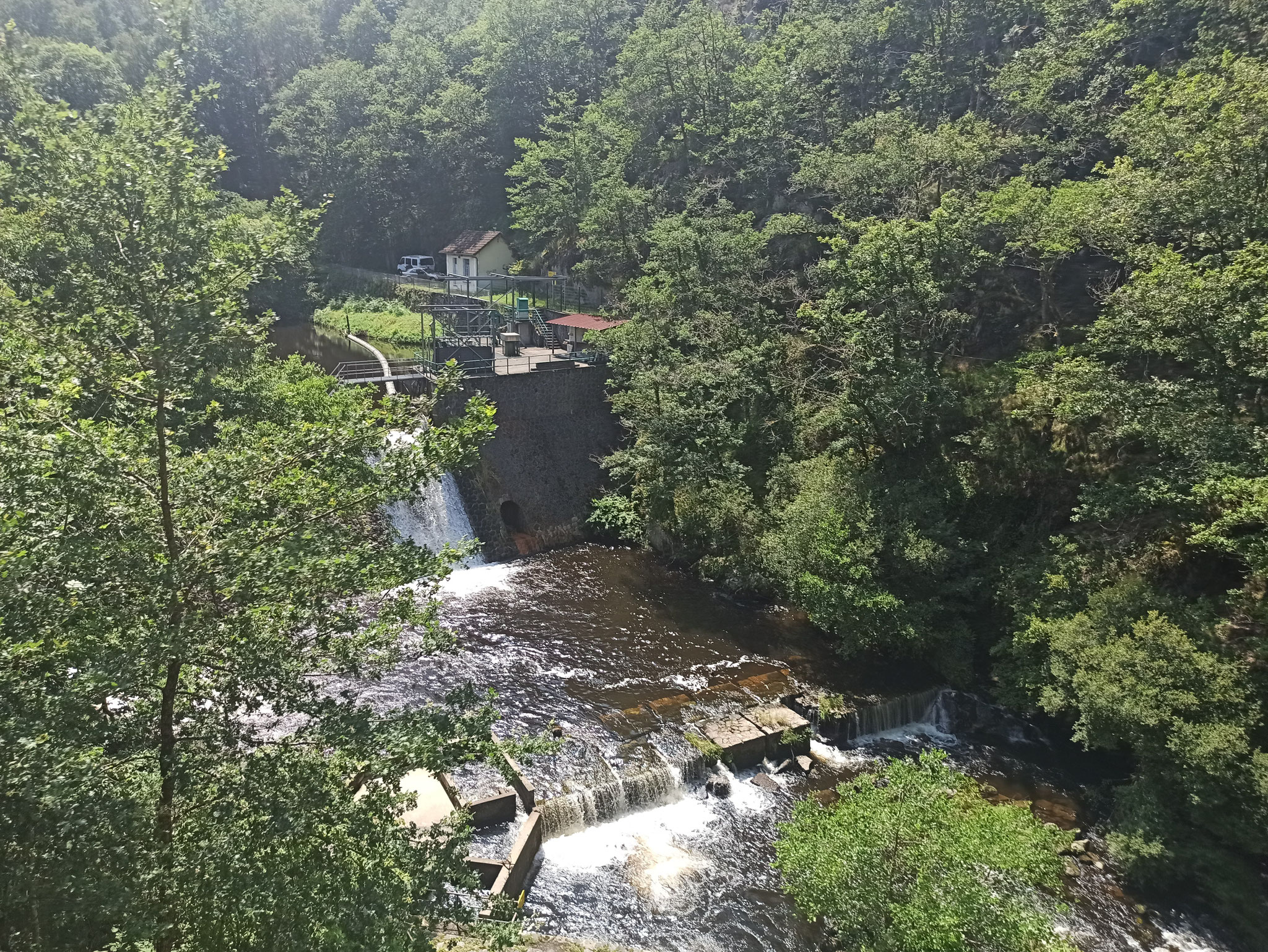 Barrage de Bussy, quelques minutes après avoir quitté Eymoutiers (sur votre gauche depuis le train)