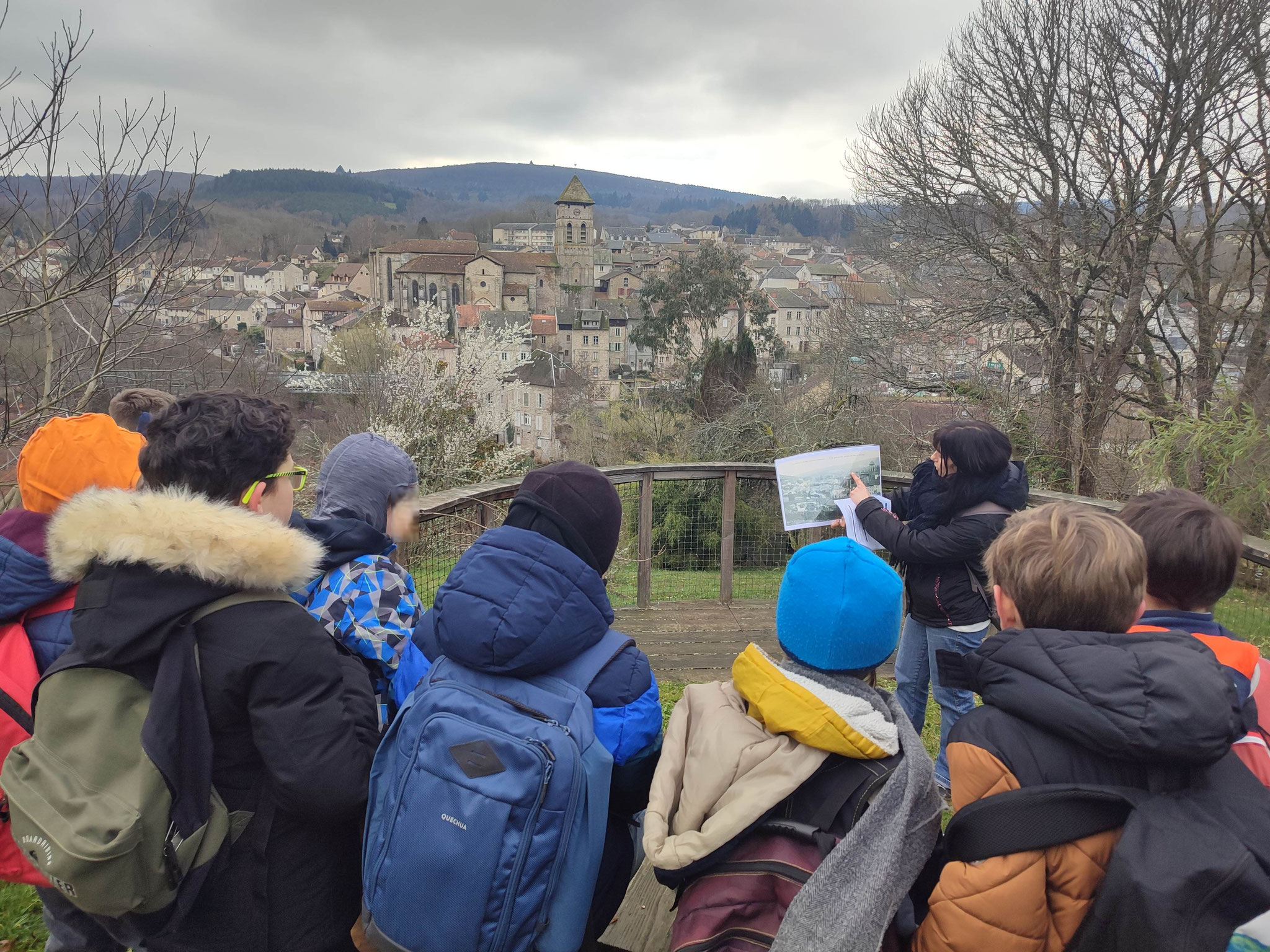 Séance 3 (CE-CM) - Lecture de paysage par l'enseignante en autonomie dans Eymoutiers (point de vue boulevard Zola)