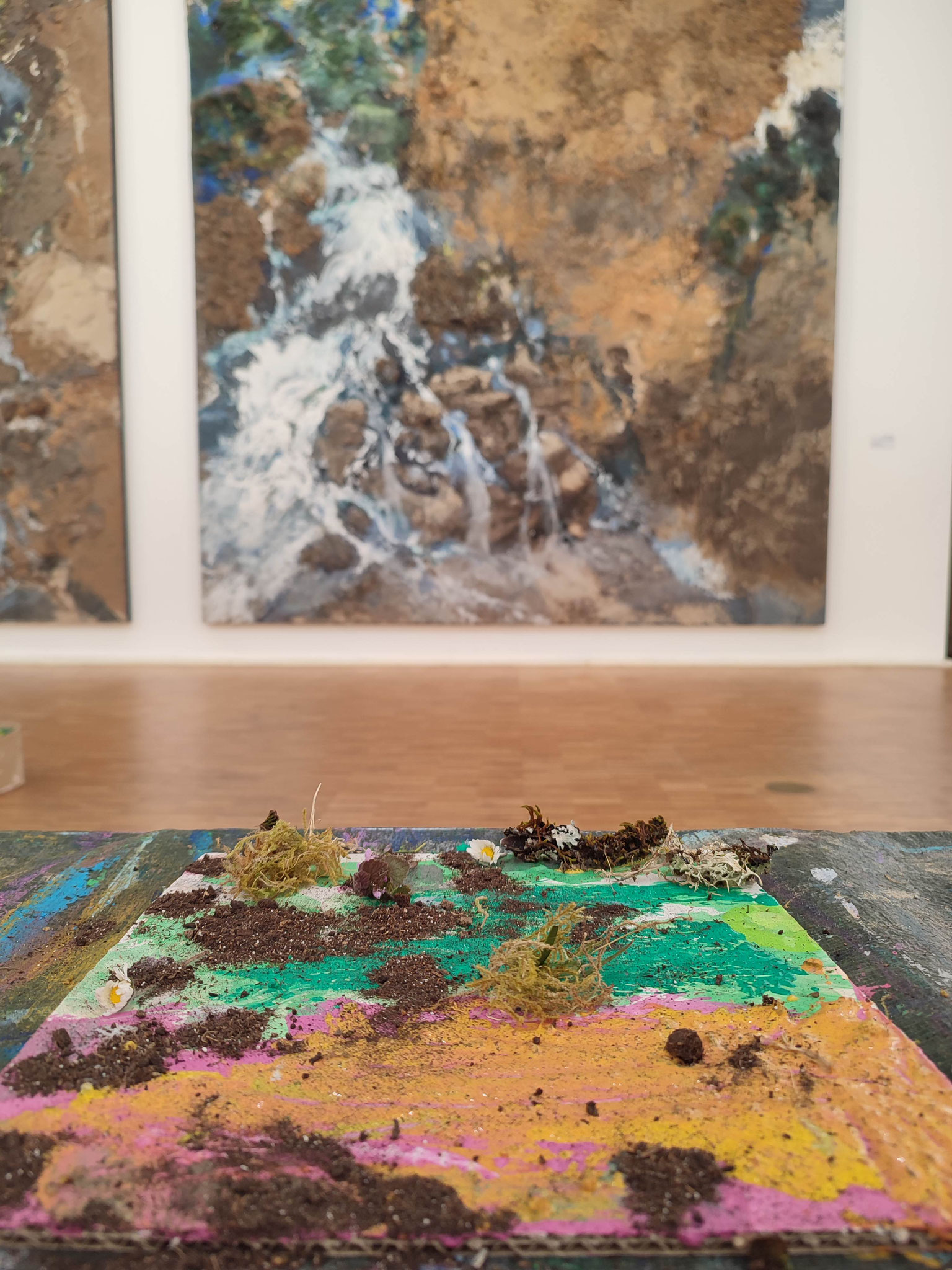 Séance 3 (maternelle) - Atelier Paysages naturalistes (création d'oeuvre à la manière de Paul Rebeyrolle : peinture et collage d'éléments naturels)