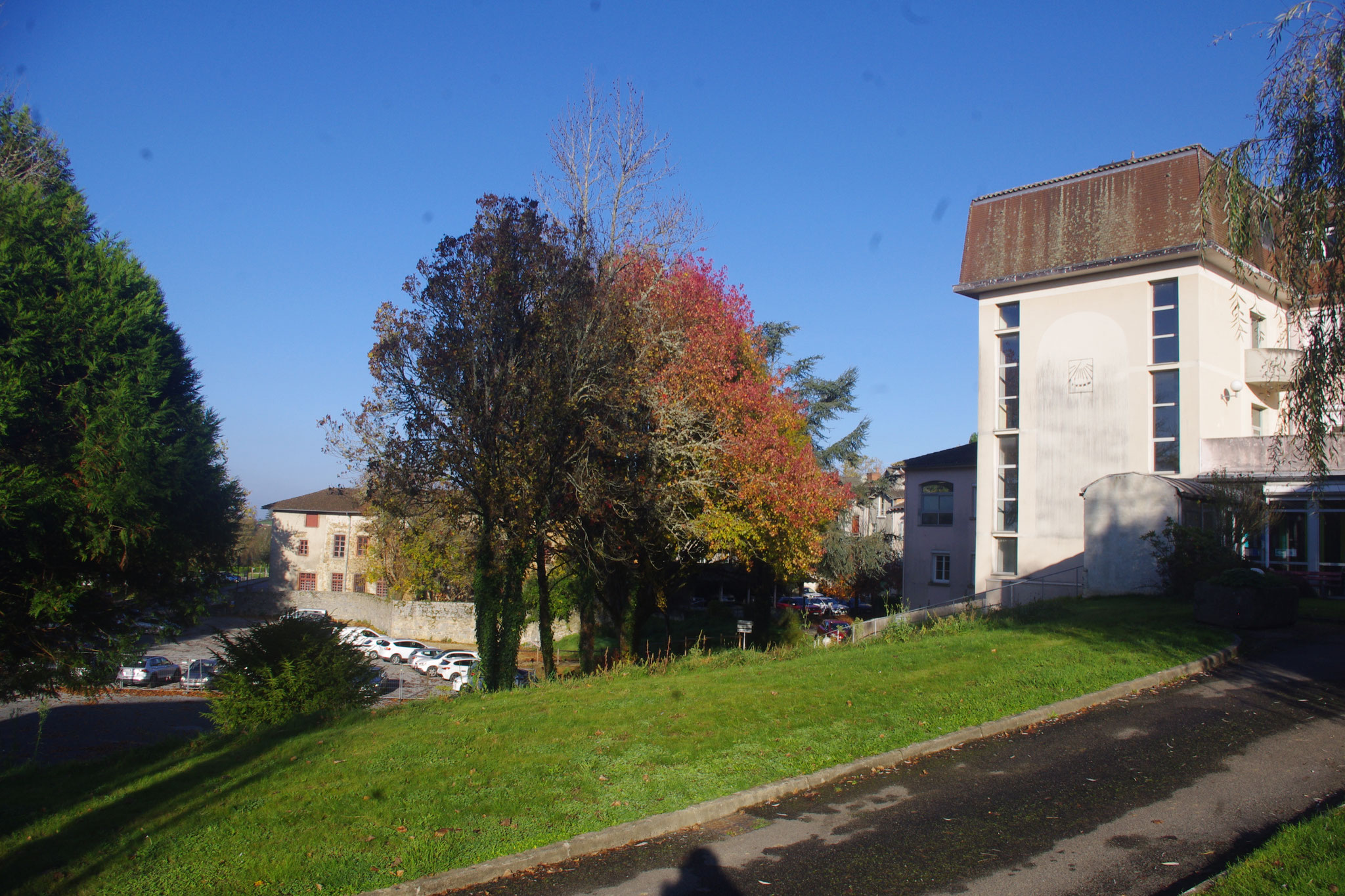 Le site de l'ancien hôpital détruit fin 2023 (parking actuellement).