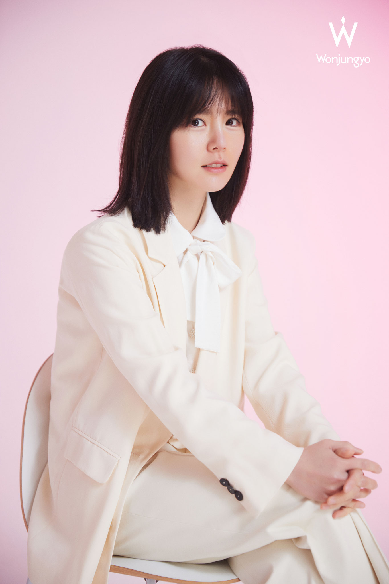 ■ウォン・ジョンヨ　2008年よりメイクアップアーティストとして活動 を開始。 韓国トップアイドルや女優の専属メイクアップア ーティストとして活躍。現在はBLACKPINKの ROSÉ やTWICE 9名中4名のメイクを専属 で担当していることでも有名な、涙袋メイクの第 一人者としても知られる人気メイクアップアーテ ィスト。ソウルの清潭洞(チョンダムドン)にある 美容室Bit&Bootの共同代表。