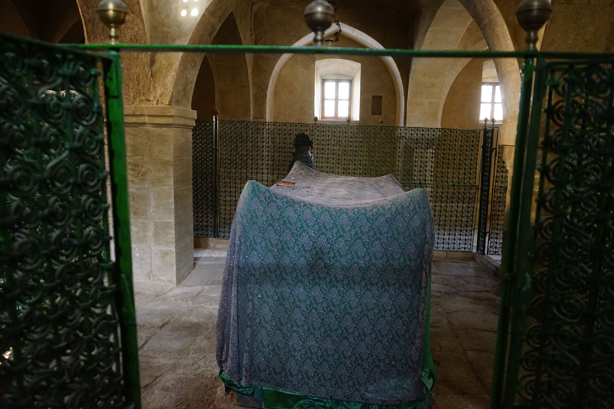 Seine Gebeine wurden jedoch in der nahen Kirche in Sicherheit gebracht