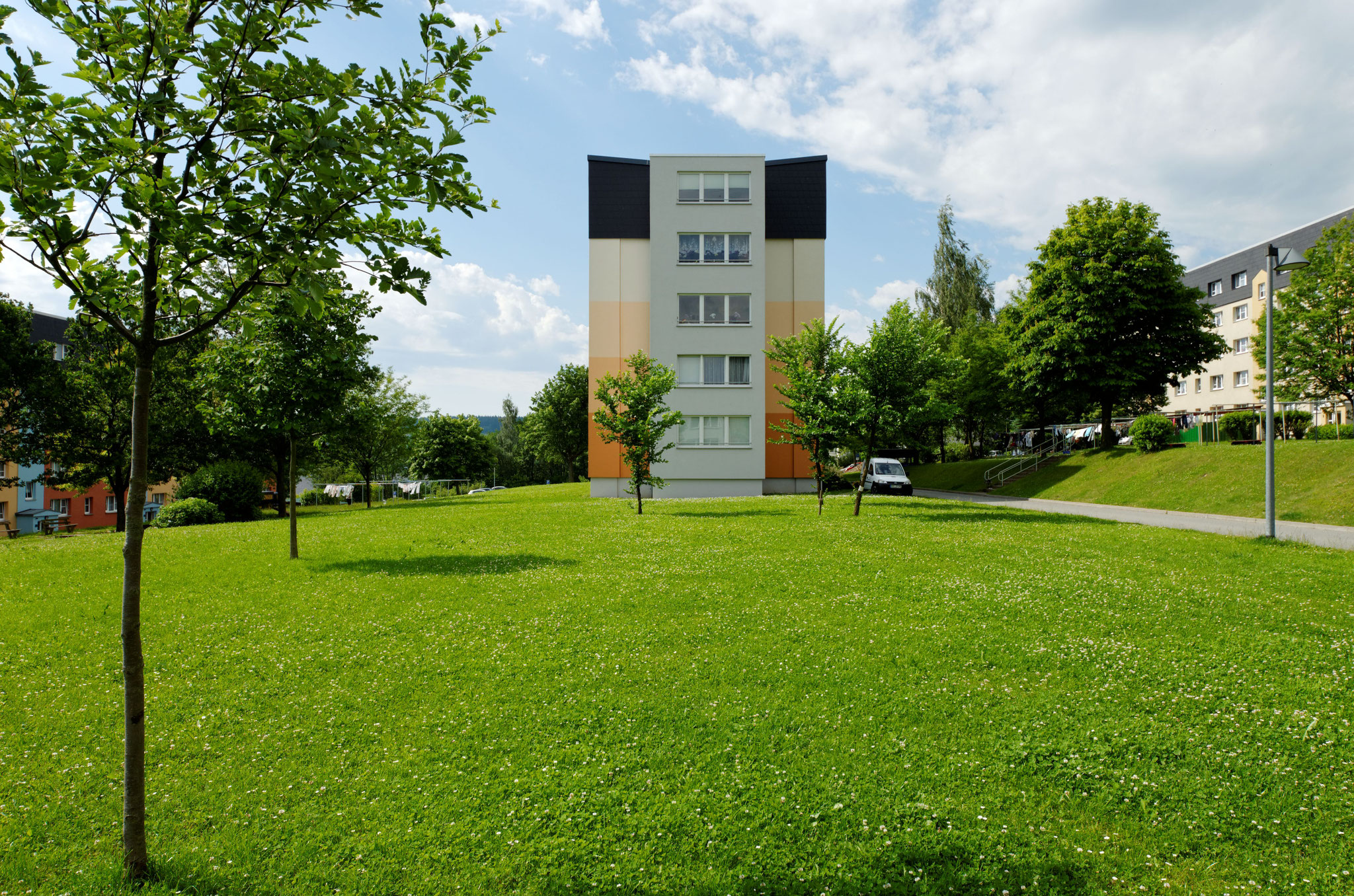 Hausansicht Wohngebäude im Wohngebiet Mühlberg