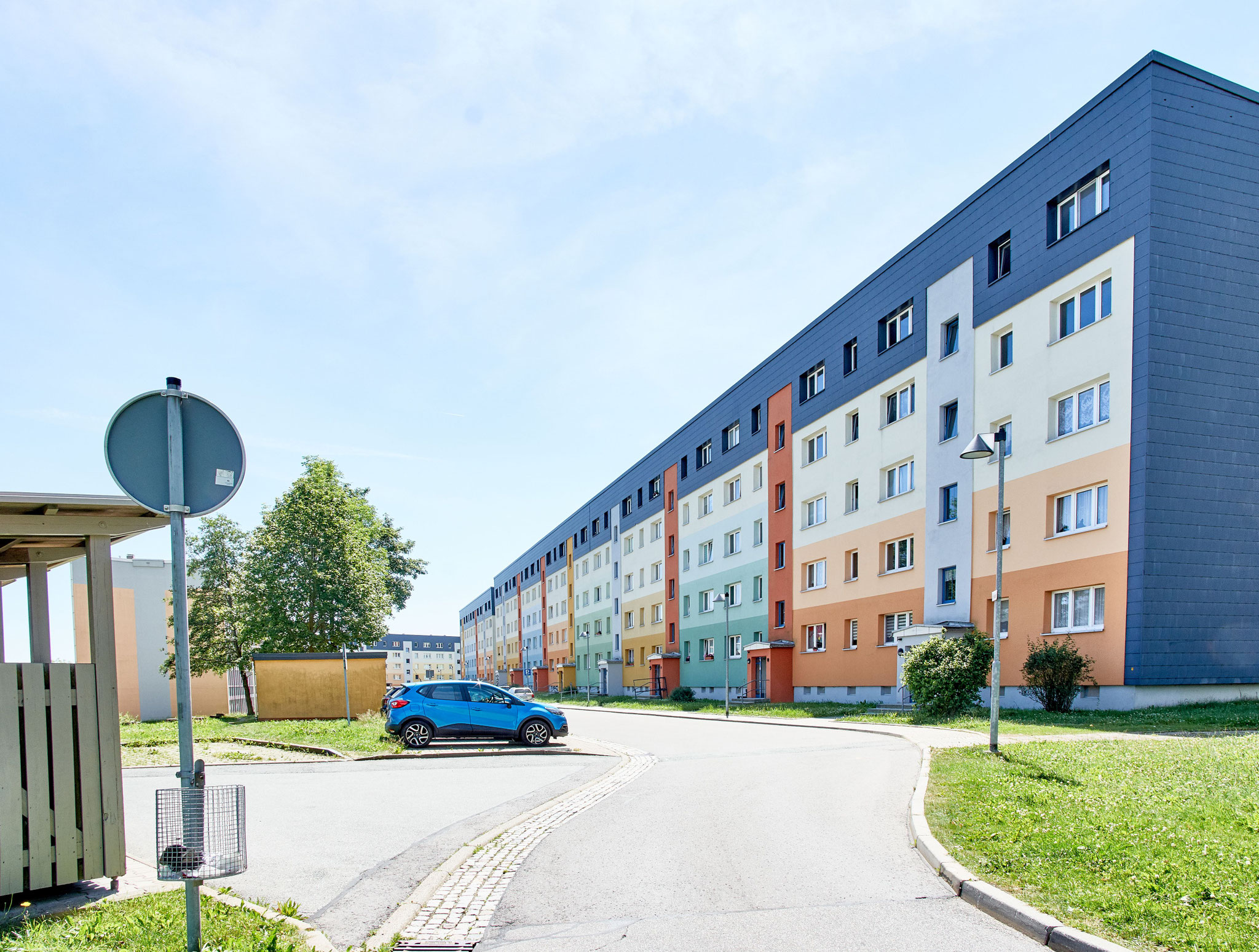 Hausansicht Wohngebäude im Wohngebiet Mühlberg