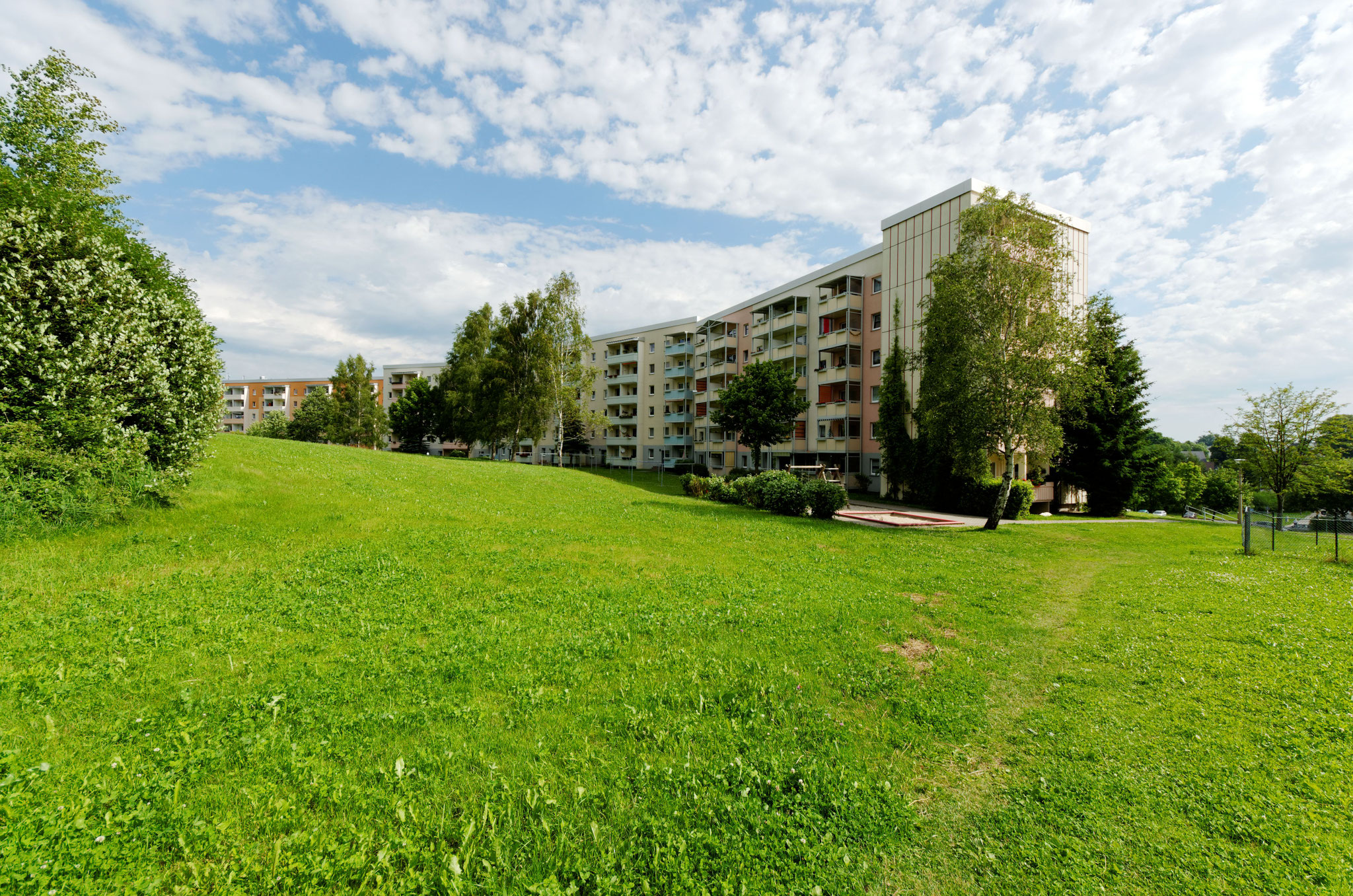 Hausansicht Wohngebäude im Wohngebiet Dörfel