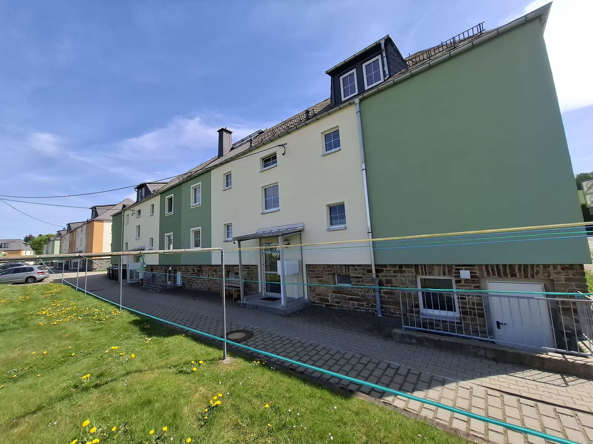 Hausansicht Wohngebäude im Wohngebiet Zöblitz