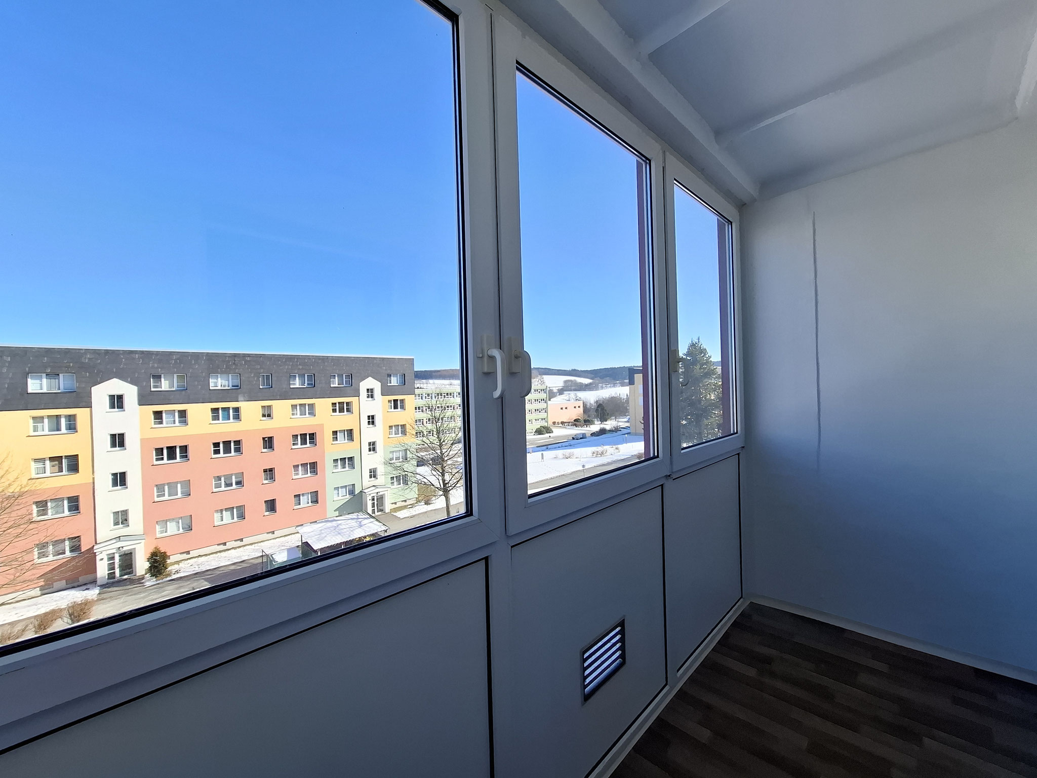 Hausansicht Wohngebäude im Wohngebiet Mühlberg