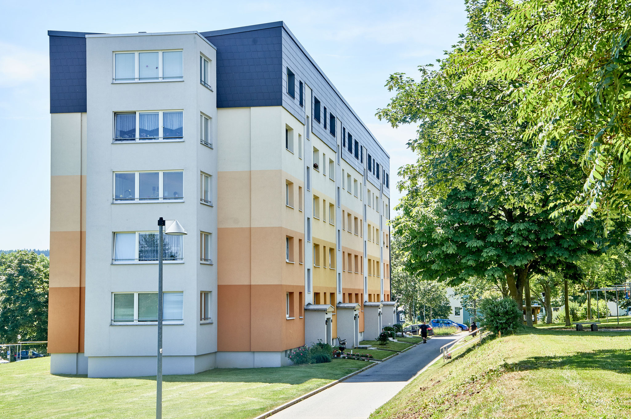 Hausansicht Wohngebäude im Wohngebiet Mühlberg