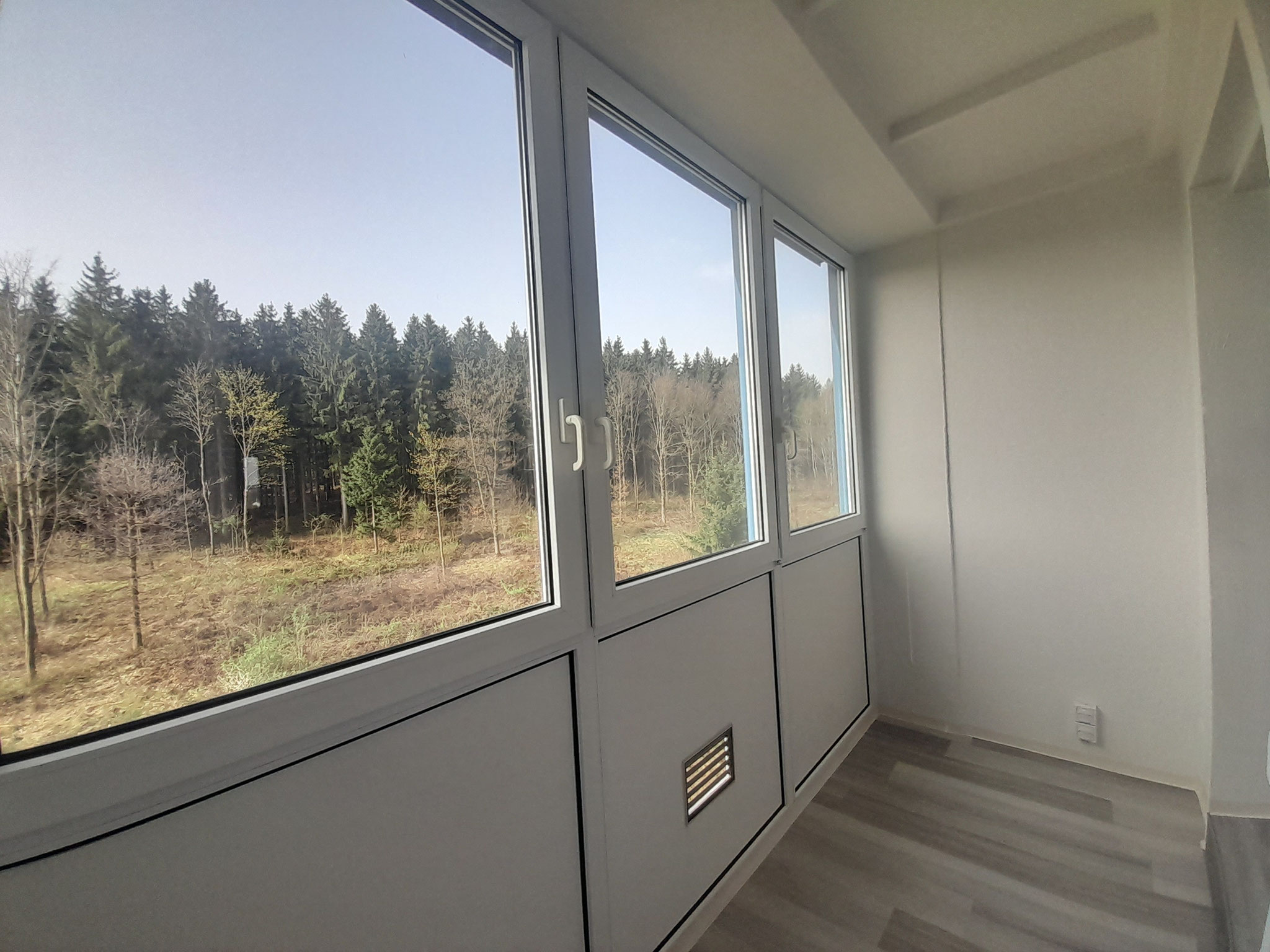 Hausansicht Wohngebäude im Wohngebiet Mühlberg