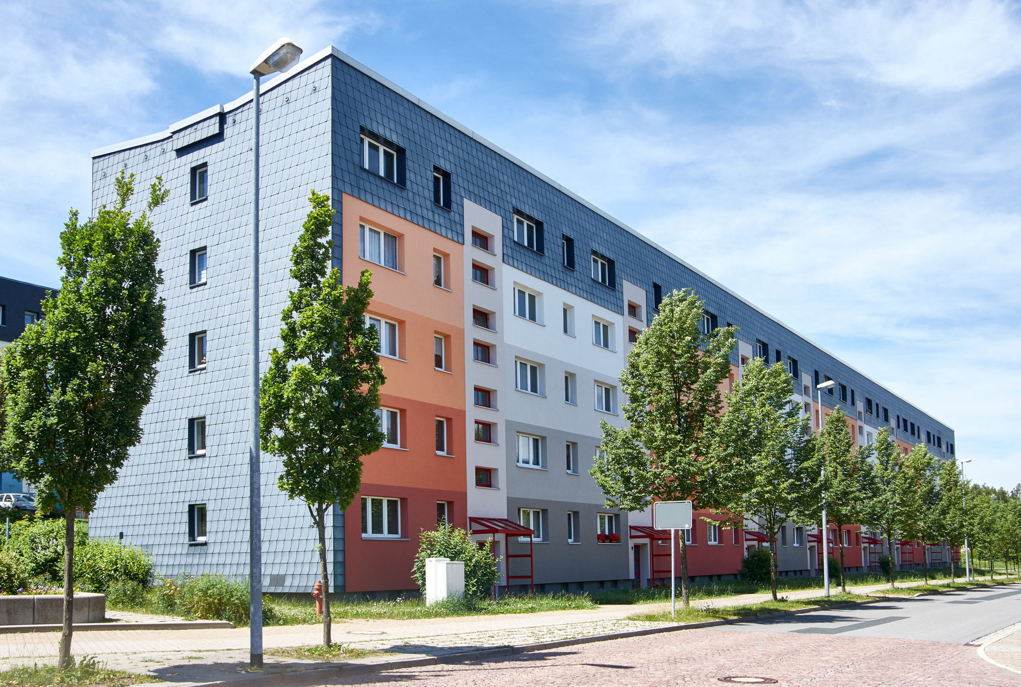 Hausansicht Wohngebäude im Wohngebiet Mühlberg