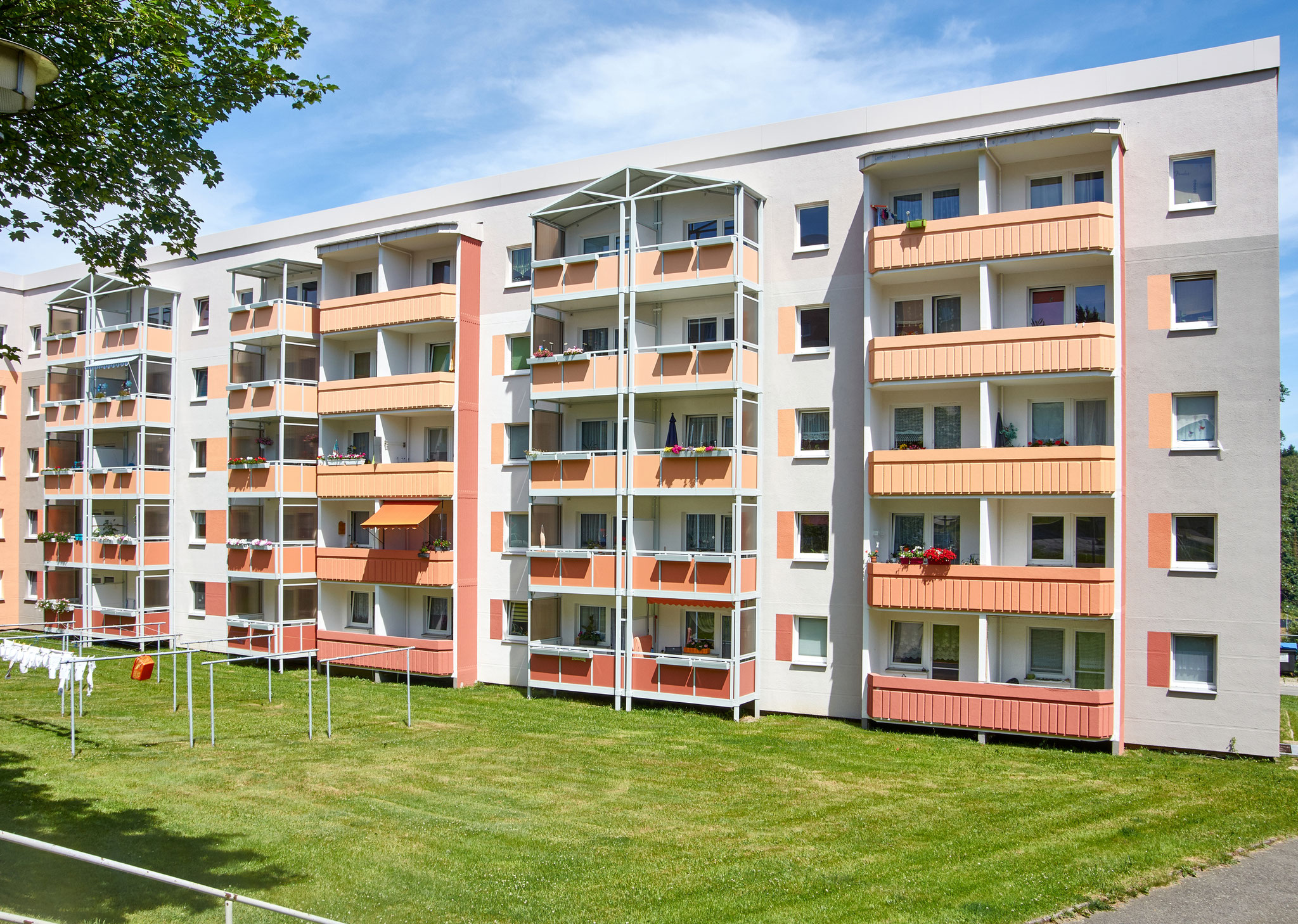 Hausansicht Wohngebäude im Wohngebiet Dörfel