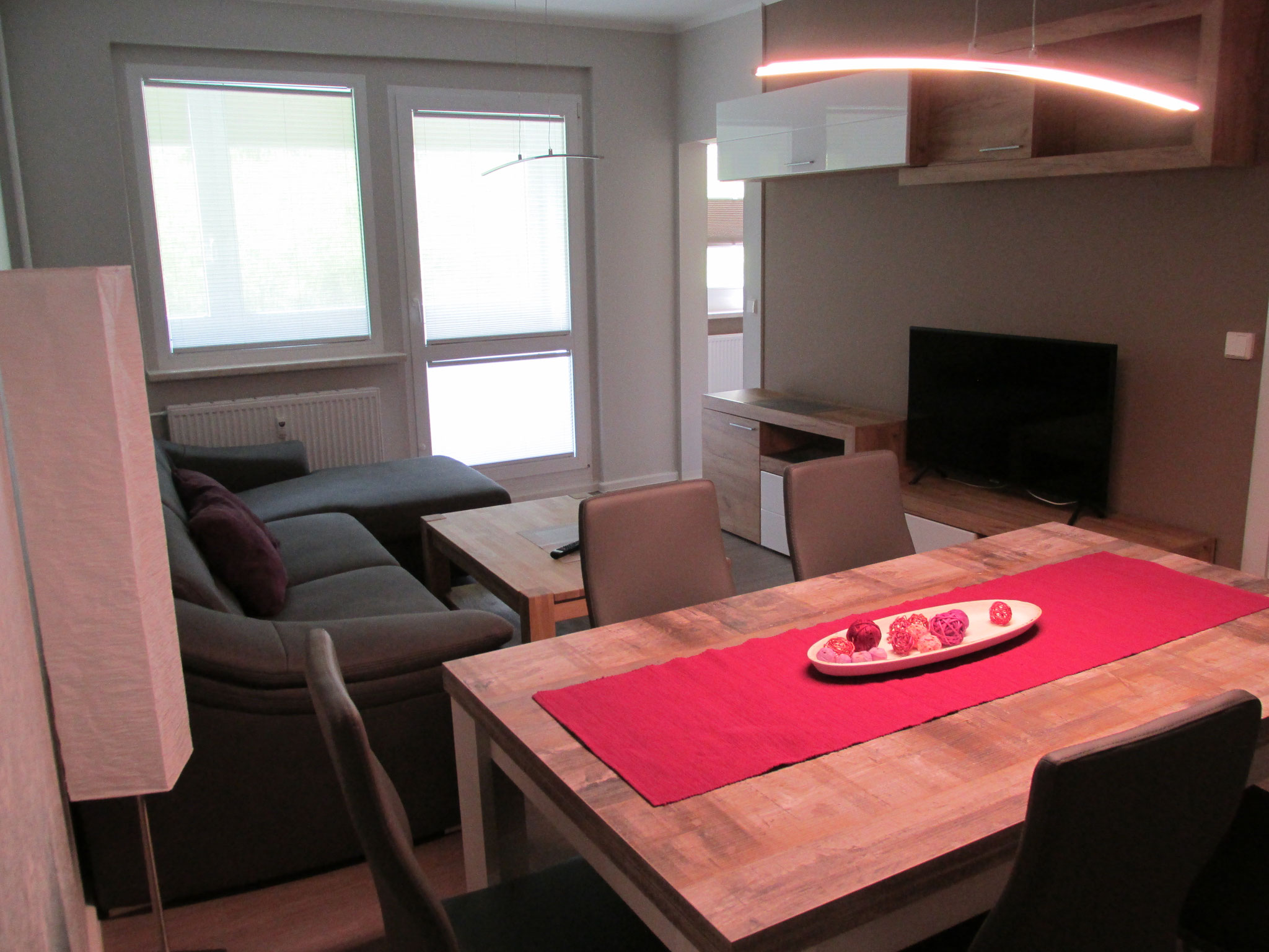 Foto des Wohnzimmers mit Esstisch und Sofa