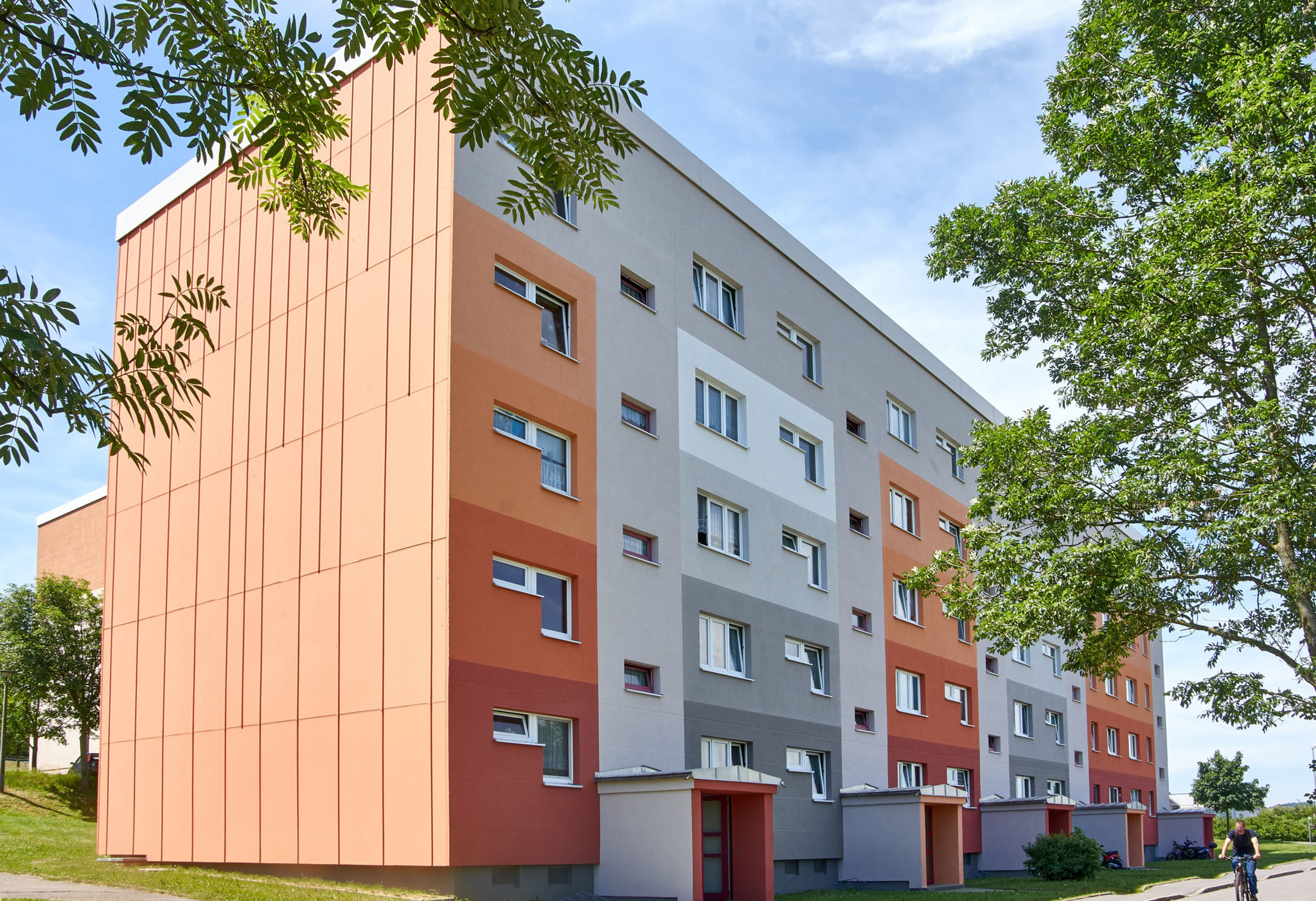 Hausansicht Wohngebäude im Wohngebiet Dörfel