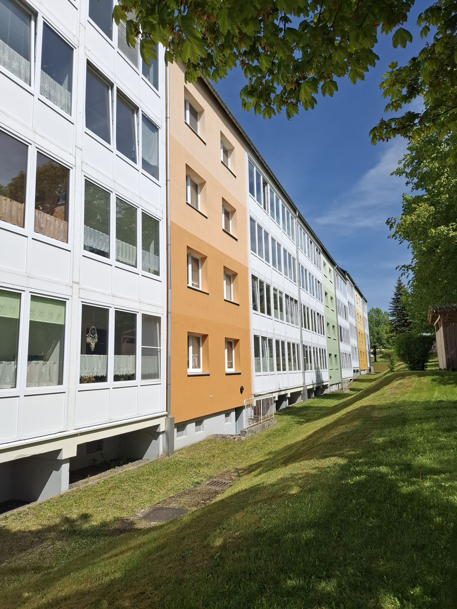 Hausansicht Wohngebäude im Wohngebiet Zöblitz