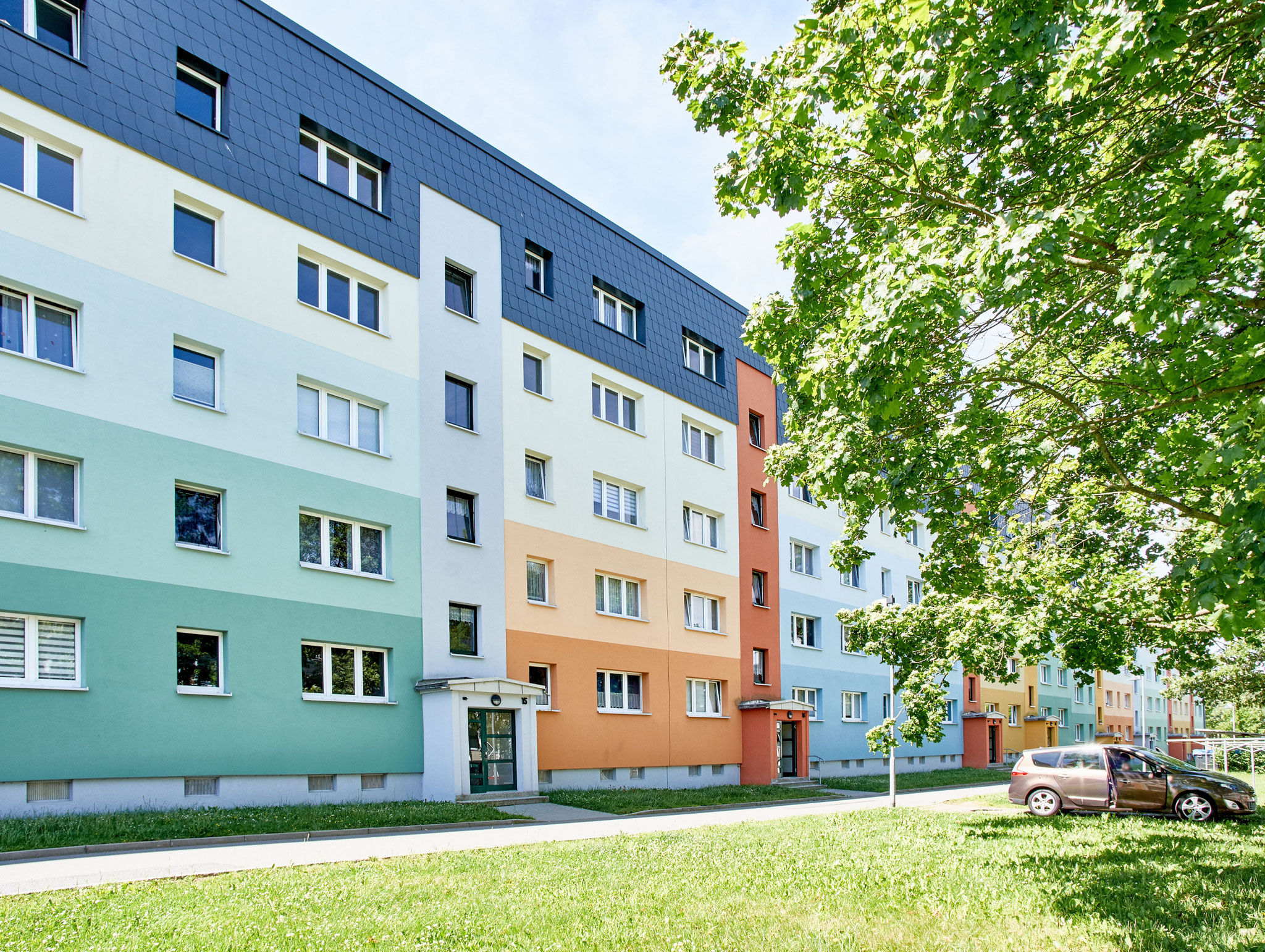Hausansicht Wohngebäude im Wohngebiet Mühlberg