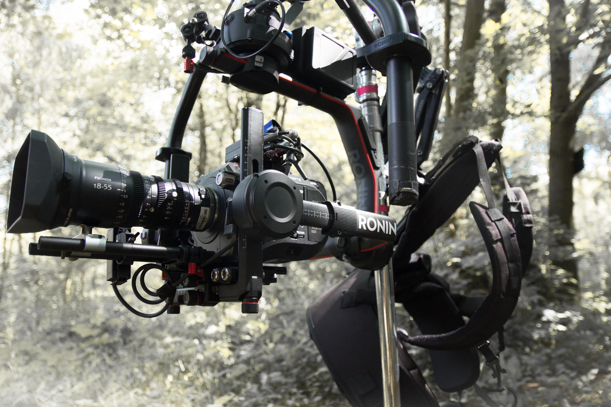 Der Prototyp des neuen DJI-Gimbals Ronin 2 wurde von uns auf Tauglichkeit für den harten Produktionsalltag getestet. Nach 2 Wochen sind wir begeistert von der Zuverlässigkeit und Traglast des neuen Systems (hier mit Sony FS7 und Fujifilm Zoom MK 18-55T2.9