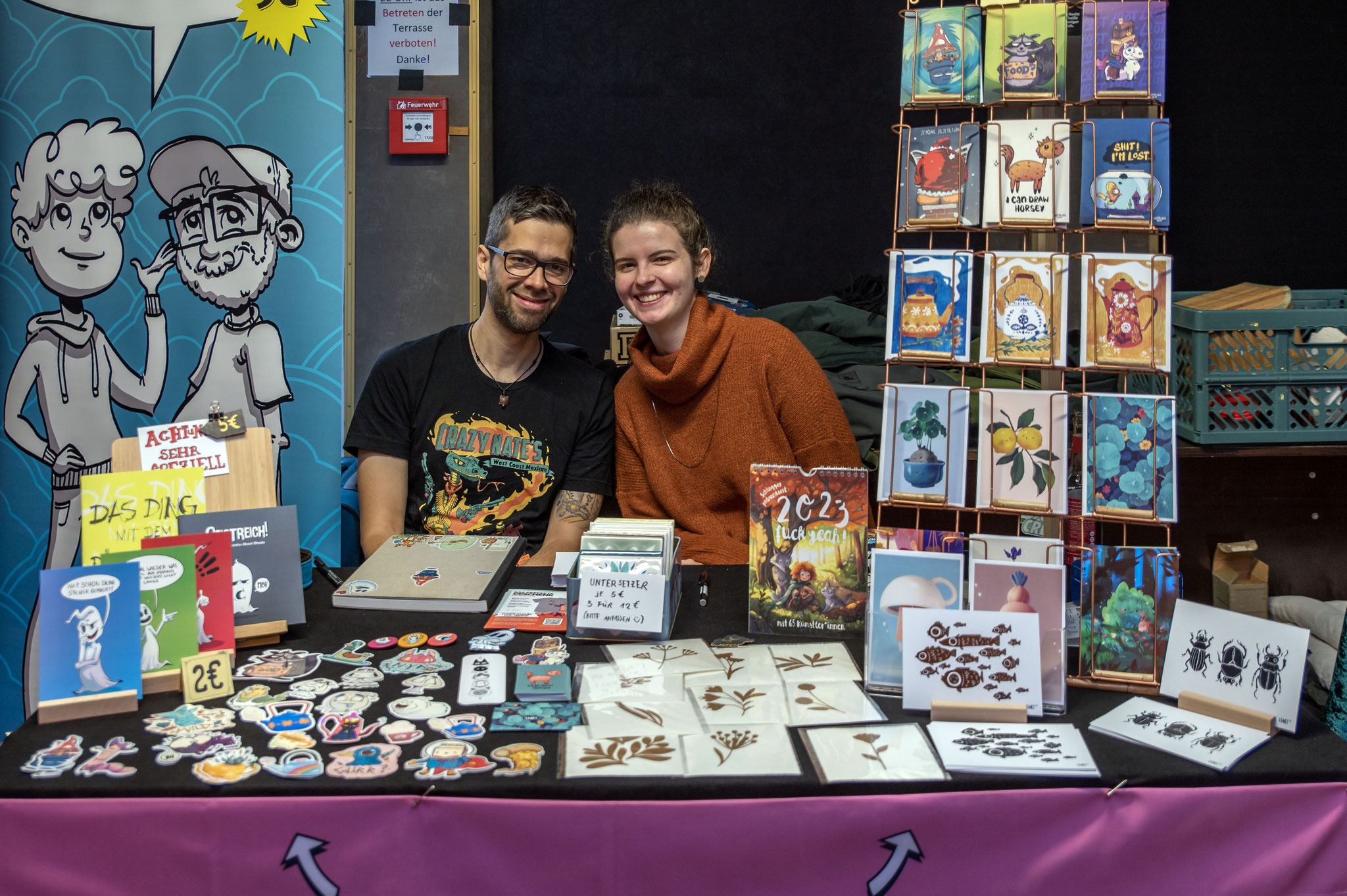 @keptn.qui und @leart_alert mit Designs, Stickern, Comics, Postkarten und co