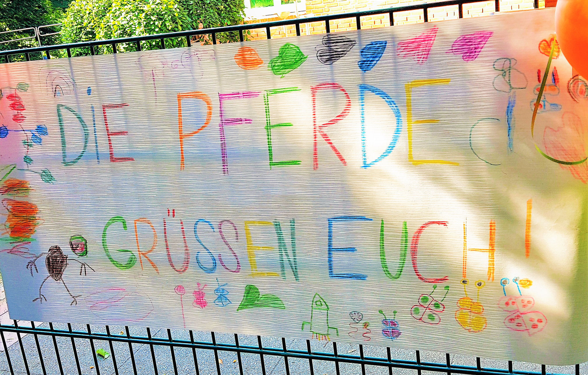 Kindergarten begleitet seine Zugvögel am Einschultag - Schenefeld