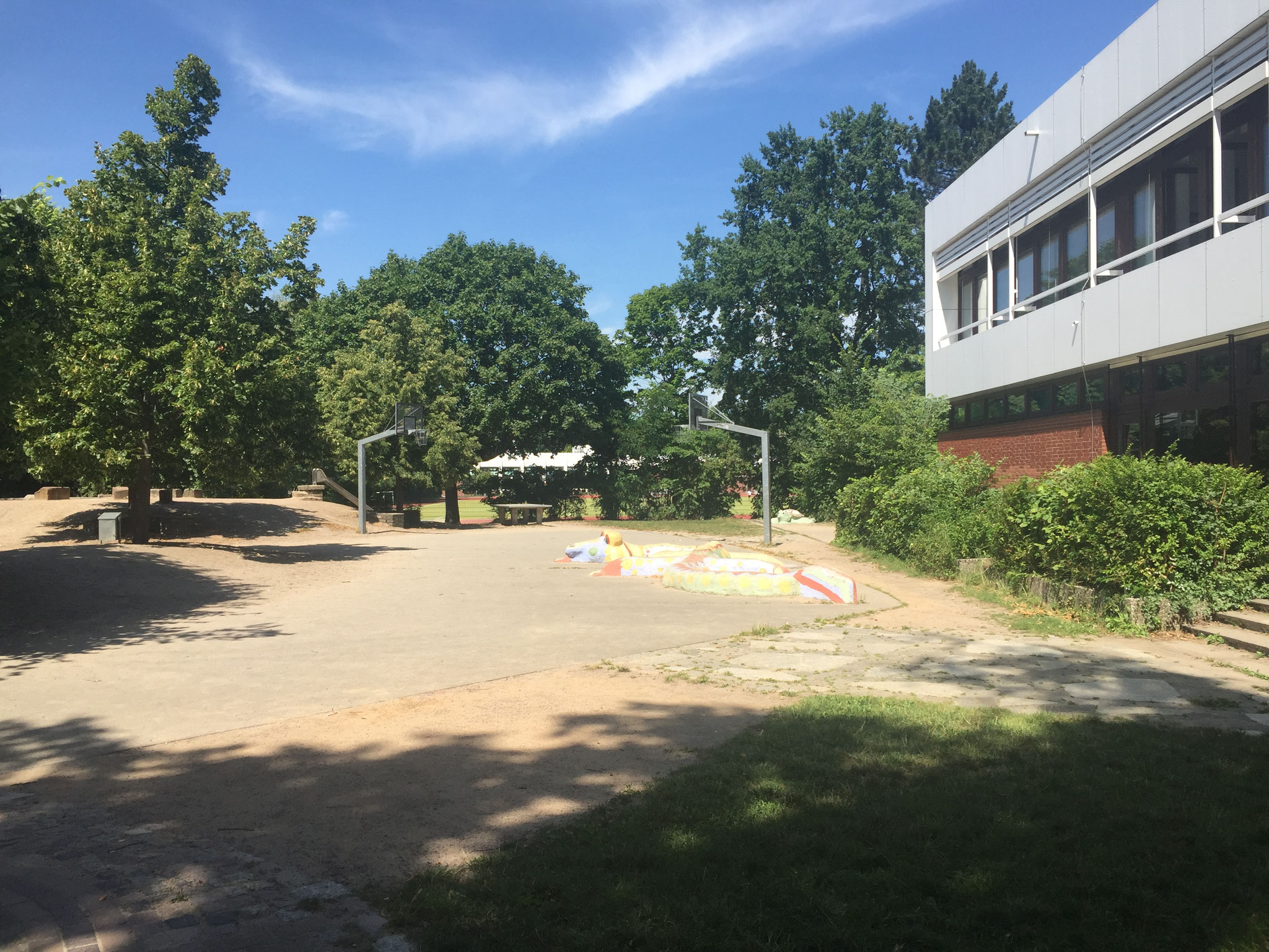 Ganz da hinten sieht man unseren Basketballplatz und Tischtennisplatten.