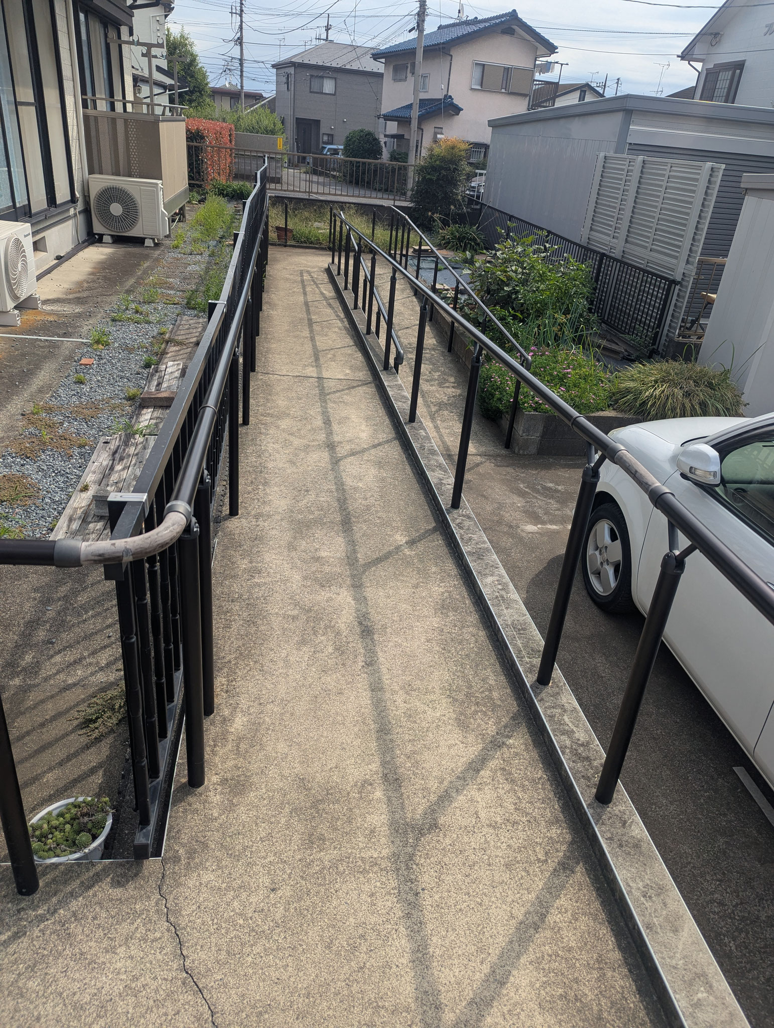 町田市　デイサービス　歩行訓練ができる玄関前のロングスロープの画像