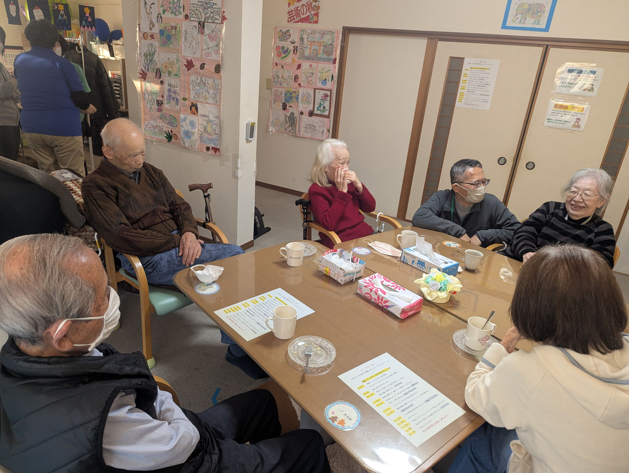 町田市　デイサービスこころ　３時のお茶のひとときを楽しむご利用者とスタッフ