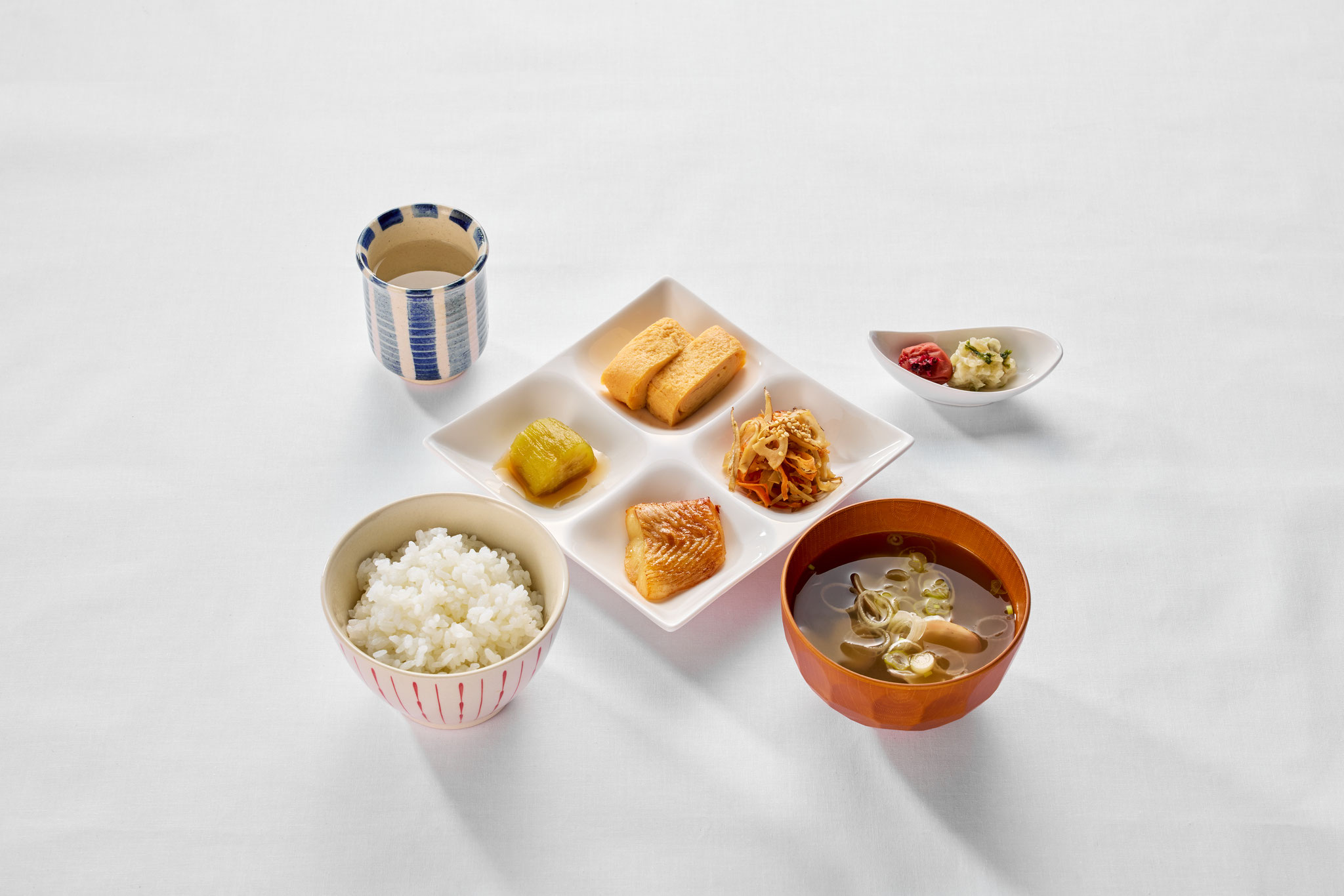 和食：ごはん、みそ汁、卵焼き、焼き魚、副菜2品、漬物、緑茶