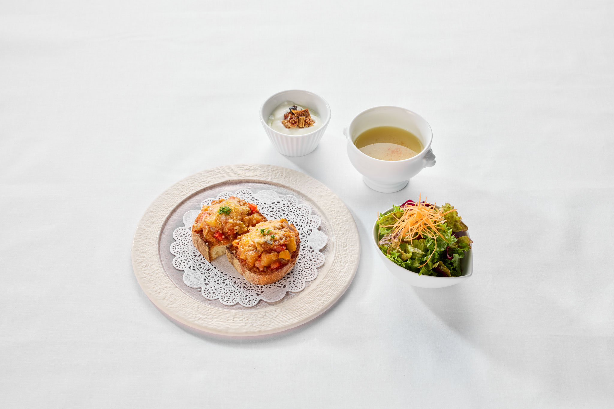 洋食：ラタトゥイユのオープンサンド、スープ、サラダ、ヨーグルト、コーヒー又は紅茶