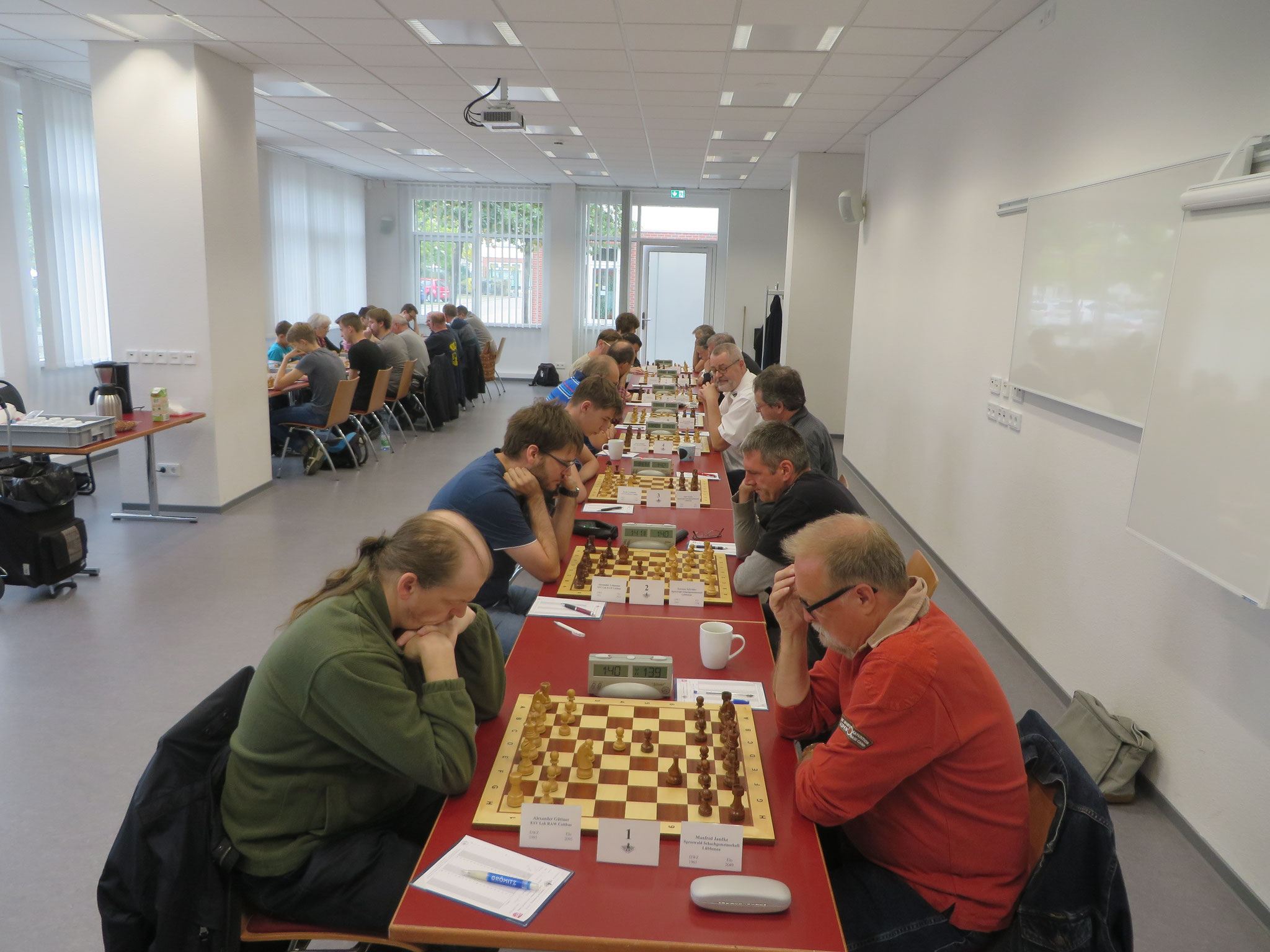 Blick in den Turniersaal (Wettkampf der 1. Mannschaft im Vordergrund rechts)