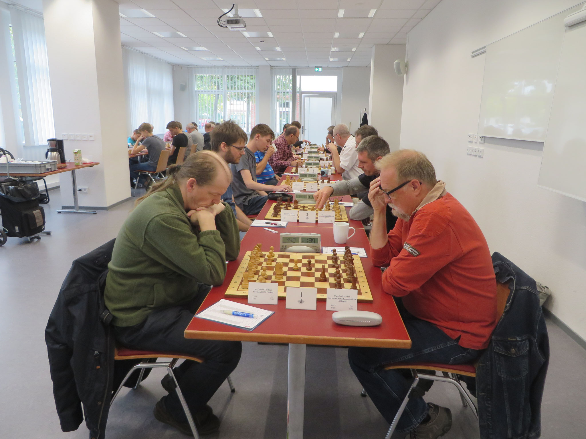 Blick in den Turniersaal (Wettkampf der 1. Mannschaft im Vordergrund rechts)