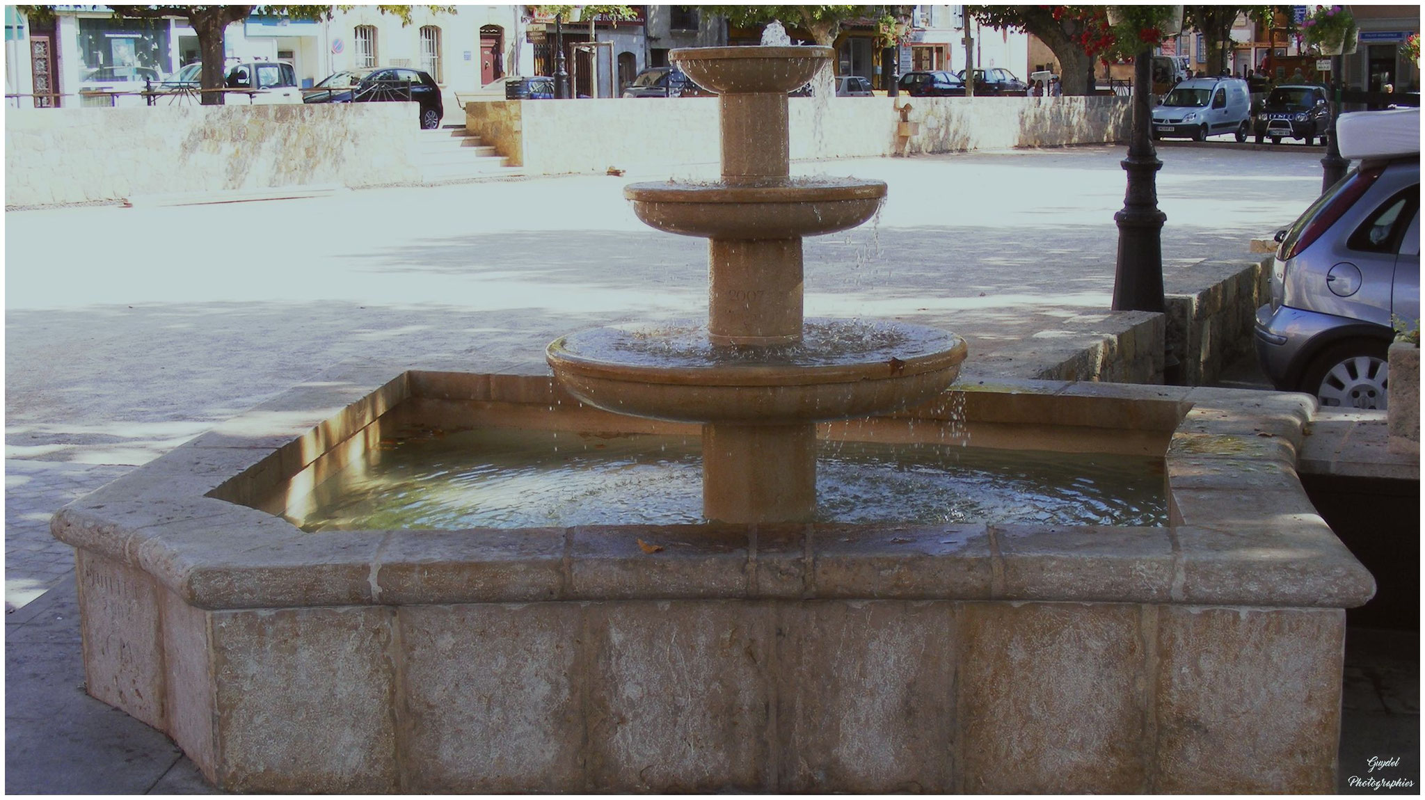 Fontaine neuve à l'entrée du Clos