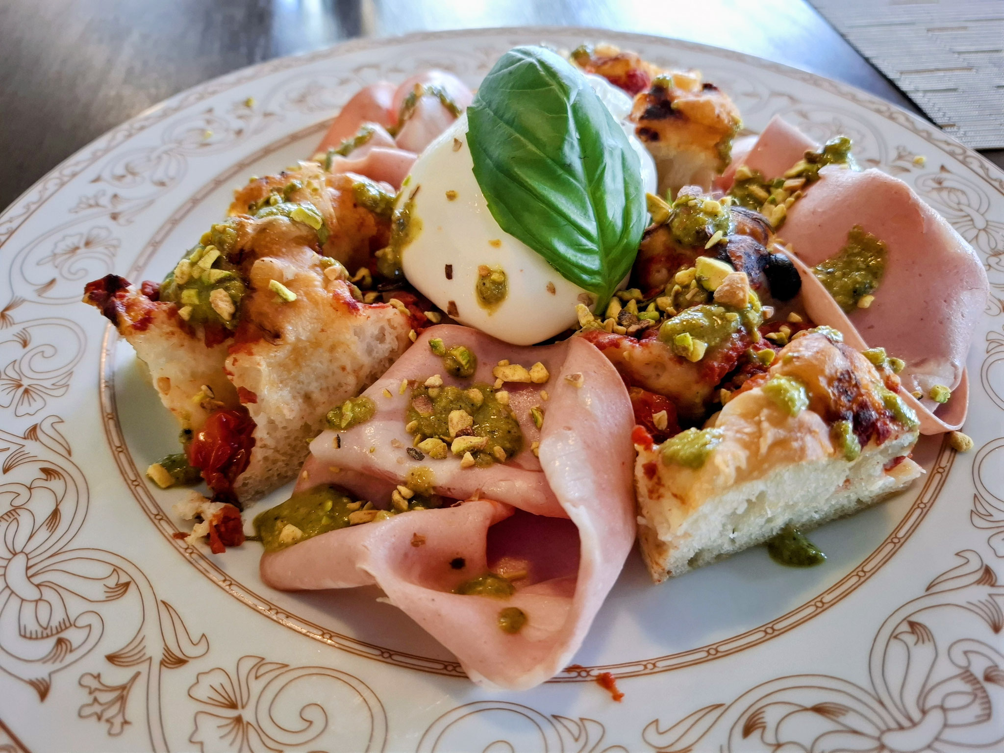 Focaccia cosi mit Mortadella, Bufala Burrata, Pistaziencrèrme und Pistazien Kernen
