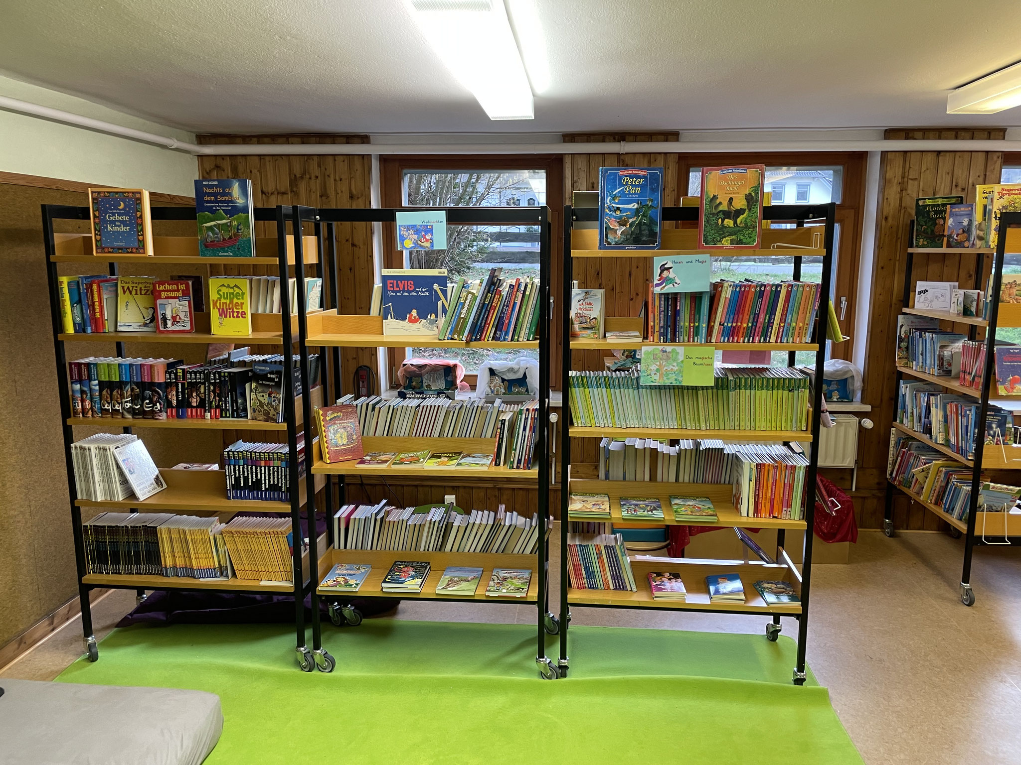 Die Bücherei bietet ein umfangreiches Angebot an Büchern.
